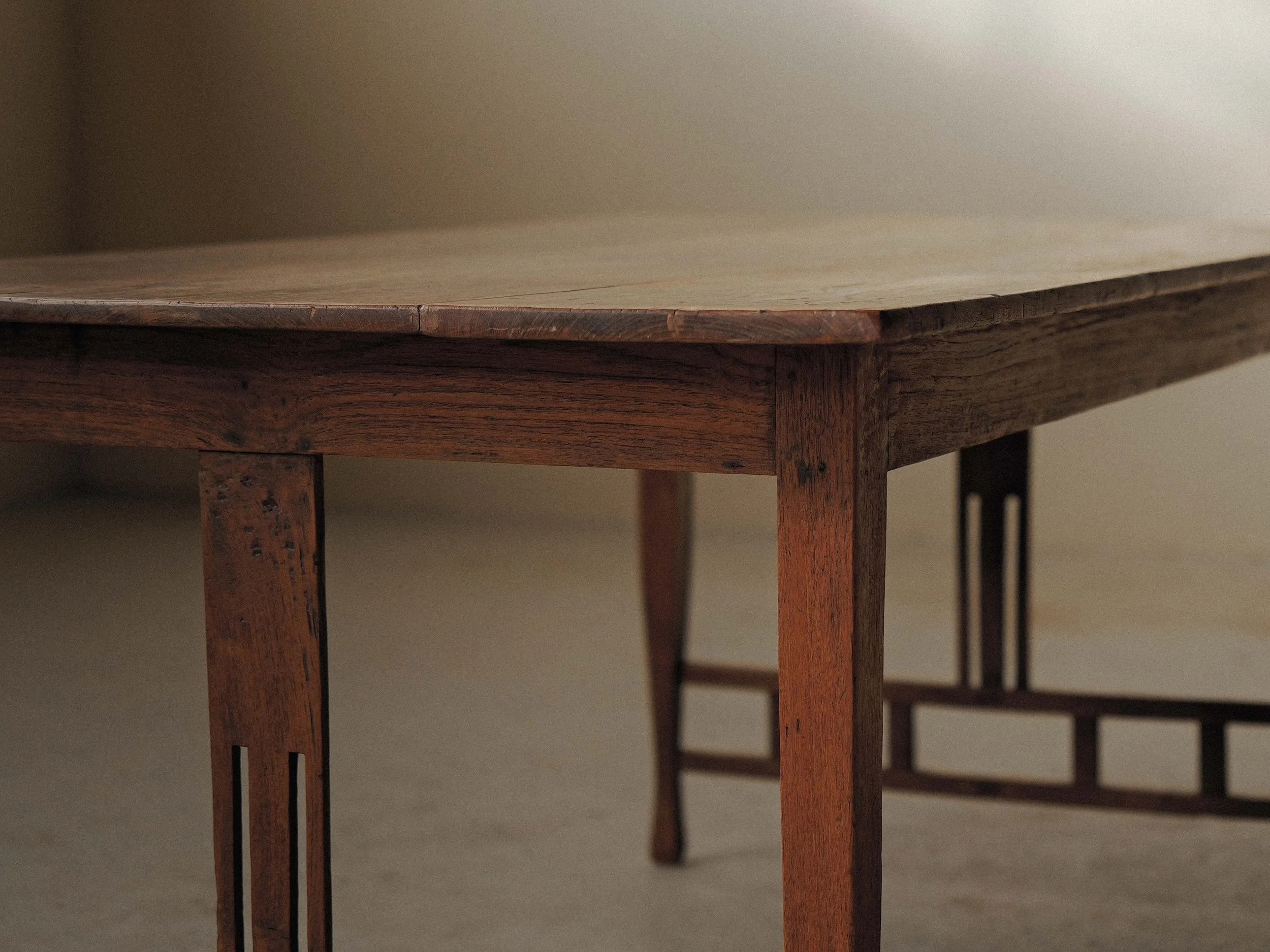 20261014T-Table-ou-bureau-en-chene-massif-de-style-arts-and-crafts-vers-1900-5.jpg