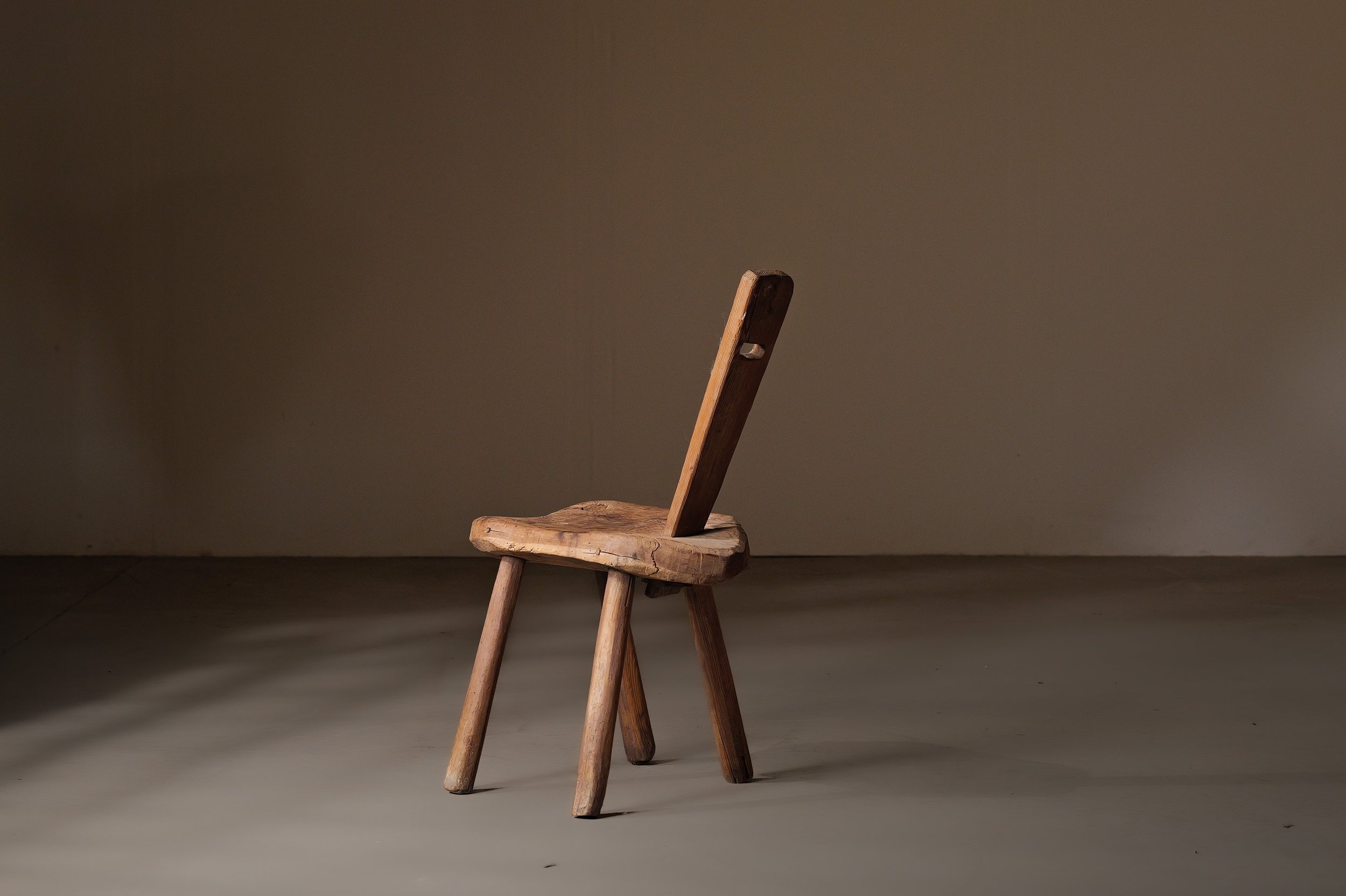 20250408A1-chaise-art-populaire-meleze-massif-queyras-19eme-siecle-12.jpg