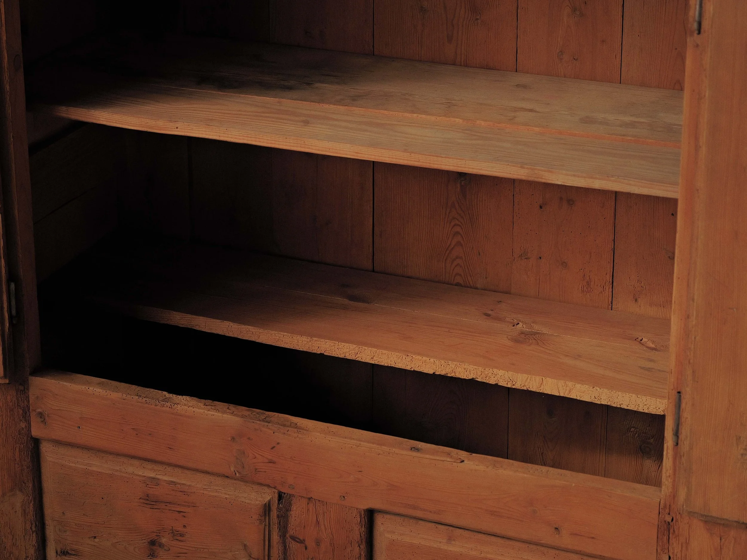 20260224M-meuble-deux-portes-en-pin-massif-dit-presse-a-lin-art-populaire-Lozere-19eme-siecle-6.jpg