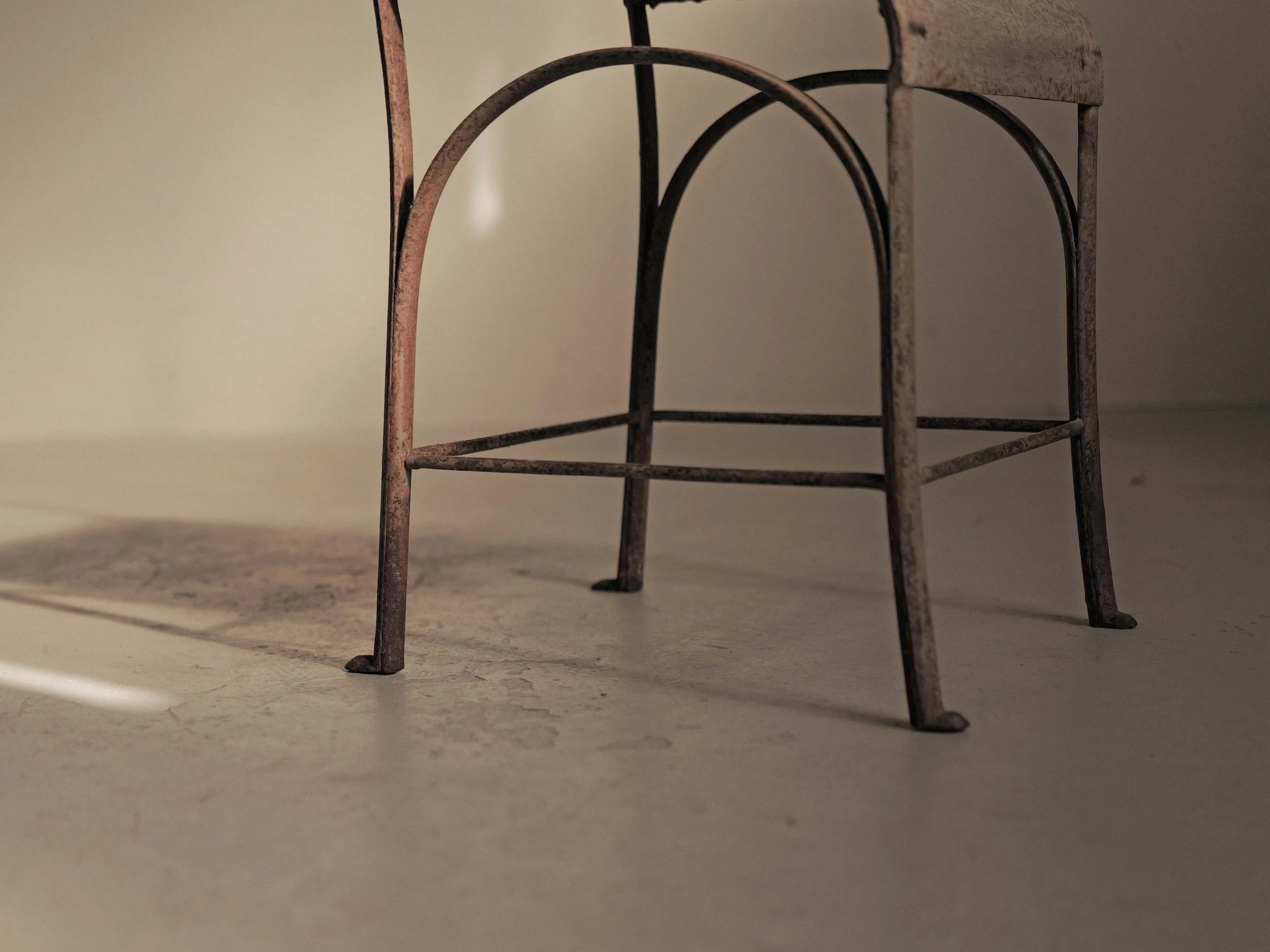 20260921A2-paire-de-chaises-en-acier-rivete-vers-1920-12.jpg