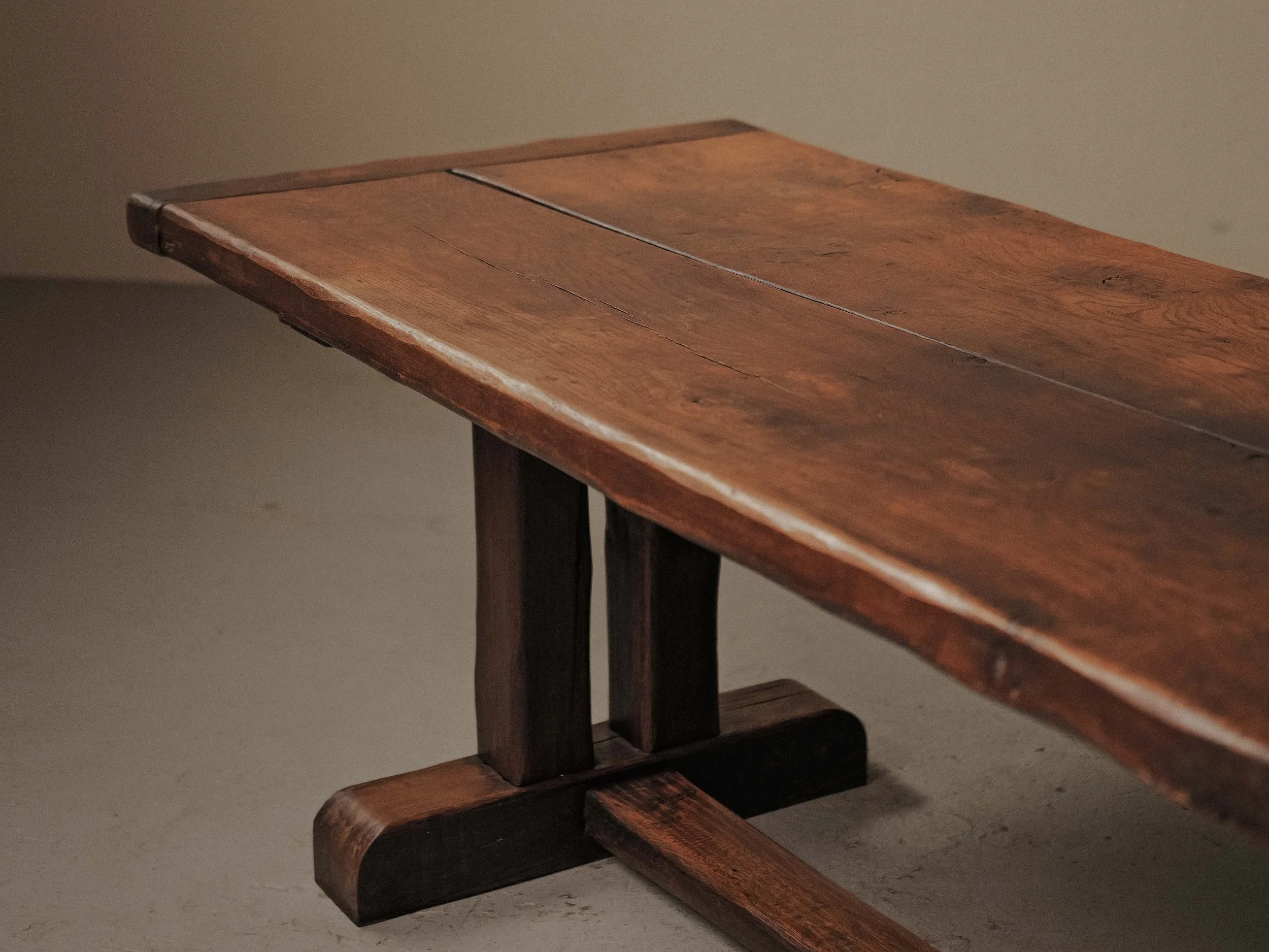 20260802T-Table-artisanale-en-chene-massif-signe-J.Mercier-Vers-1950-15.jpg
