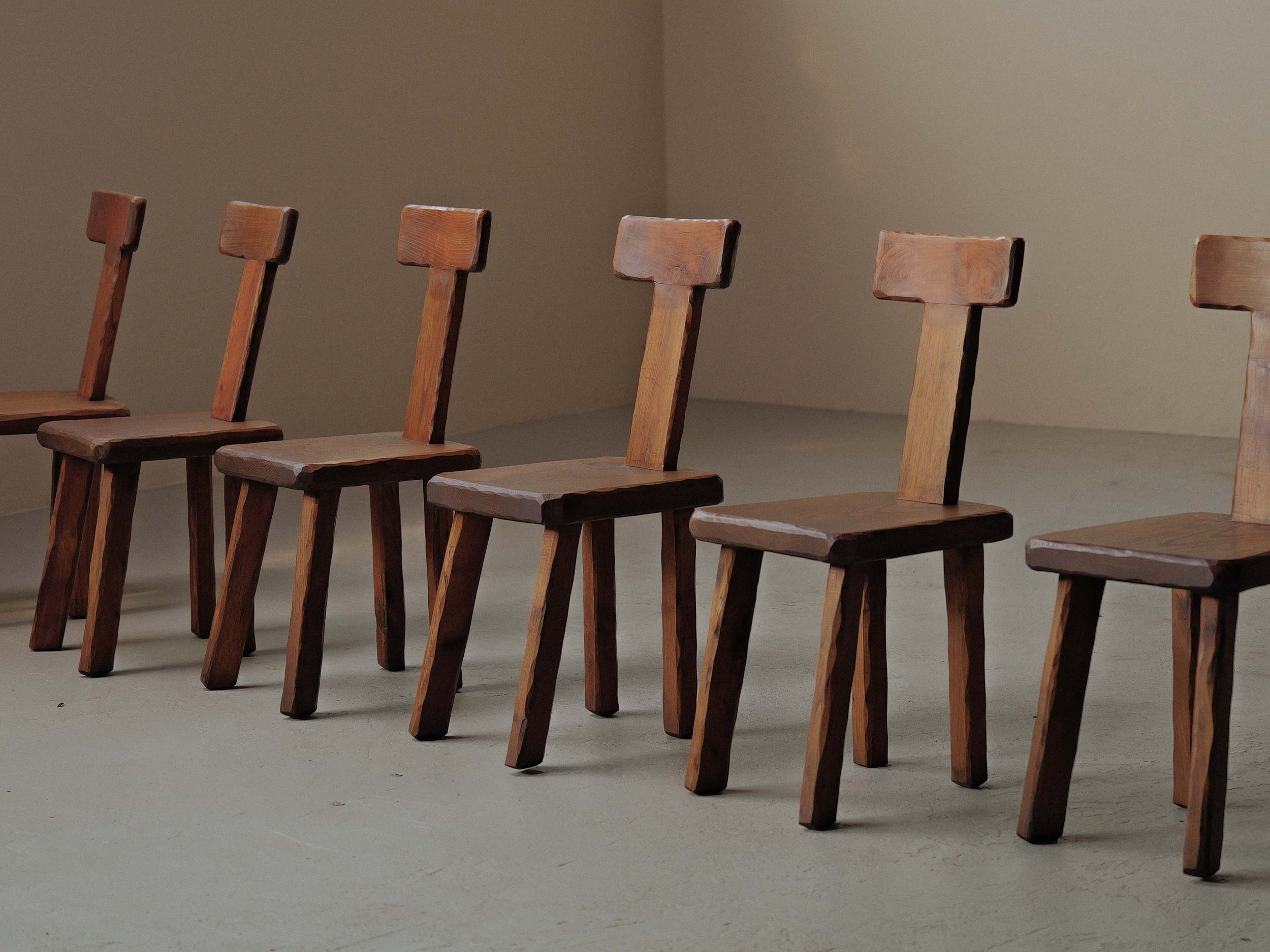 20260513A2-Ensemble-de-6-chaises-en-chataignier-massif-travail-arrtisanal-France-Circa-1970-16.jpg