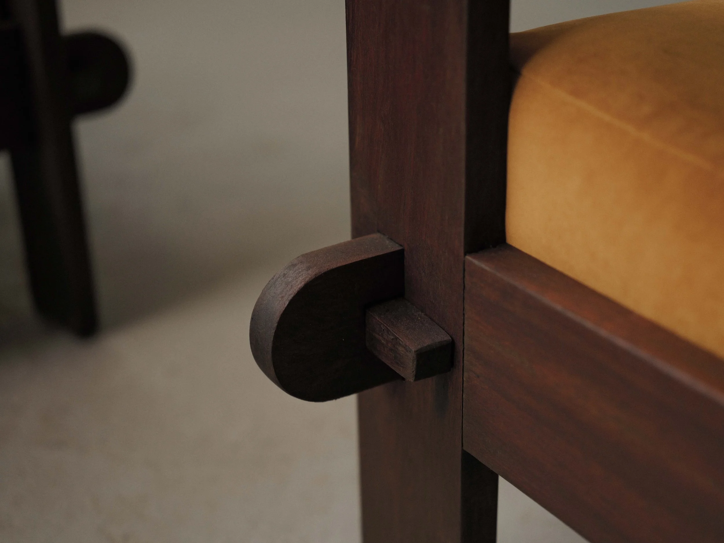 20260414A3-Paire-de-fauteuil-artisanale-travail-d-architecte-bois-massif-tissu-moutarde-circa-1970-9.jpg