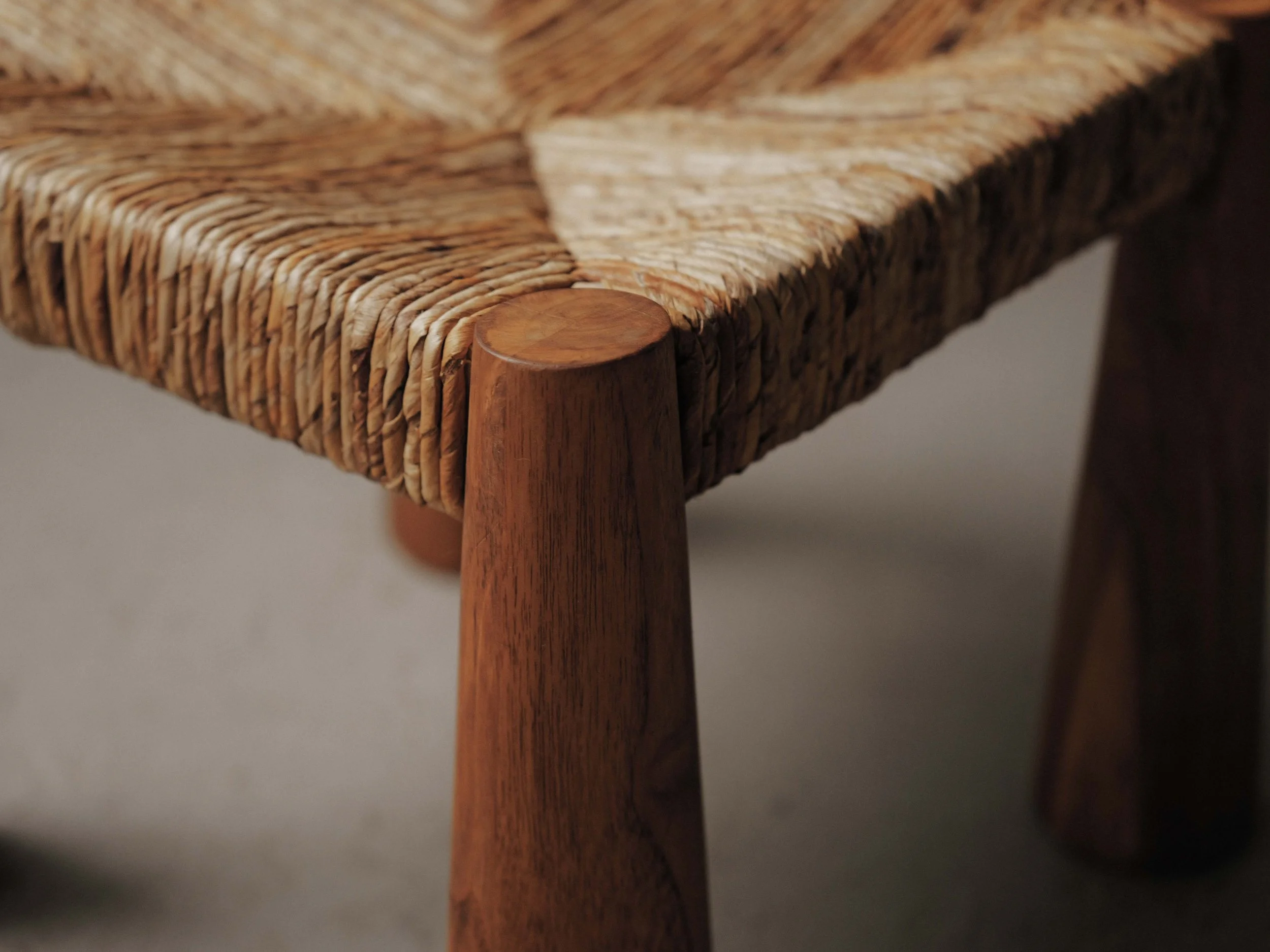 20260414A1-Grand-tabouret-artisanal-pieds-massues-bois-massif-et-paille-tressee-vers-1980-8.jpg