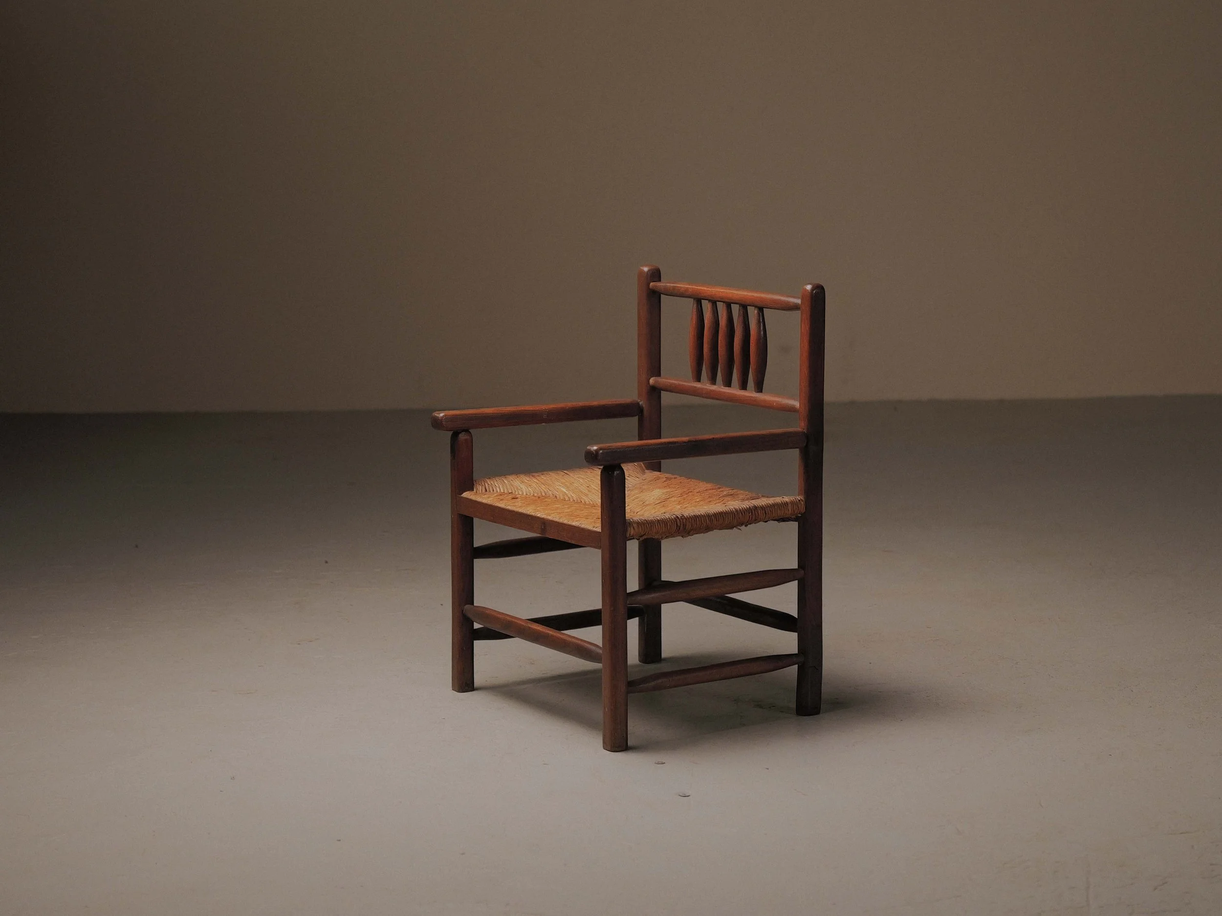 20260421A2-Fauteuil-bois-massif-paille-Vers-1950-18.jpg
