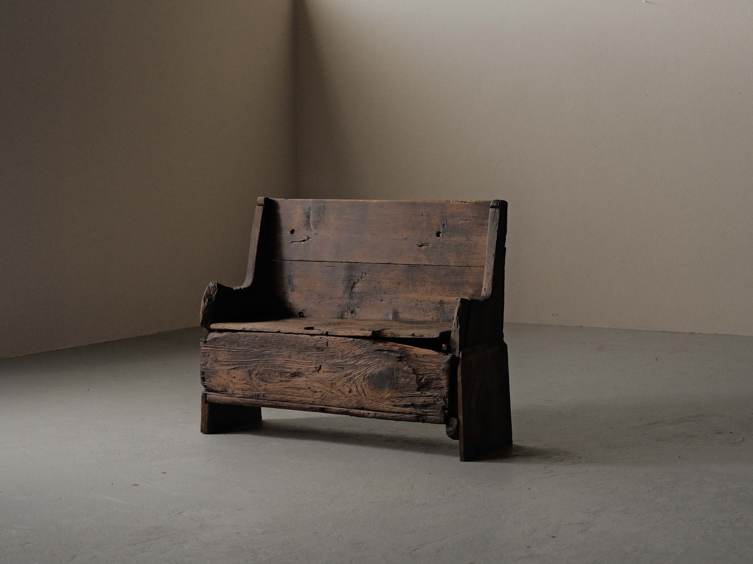 Banc-coffre alpin en mélèze, Piémont, fin XVIIIᵉ – début XIXᵉ siècle