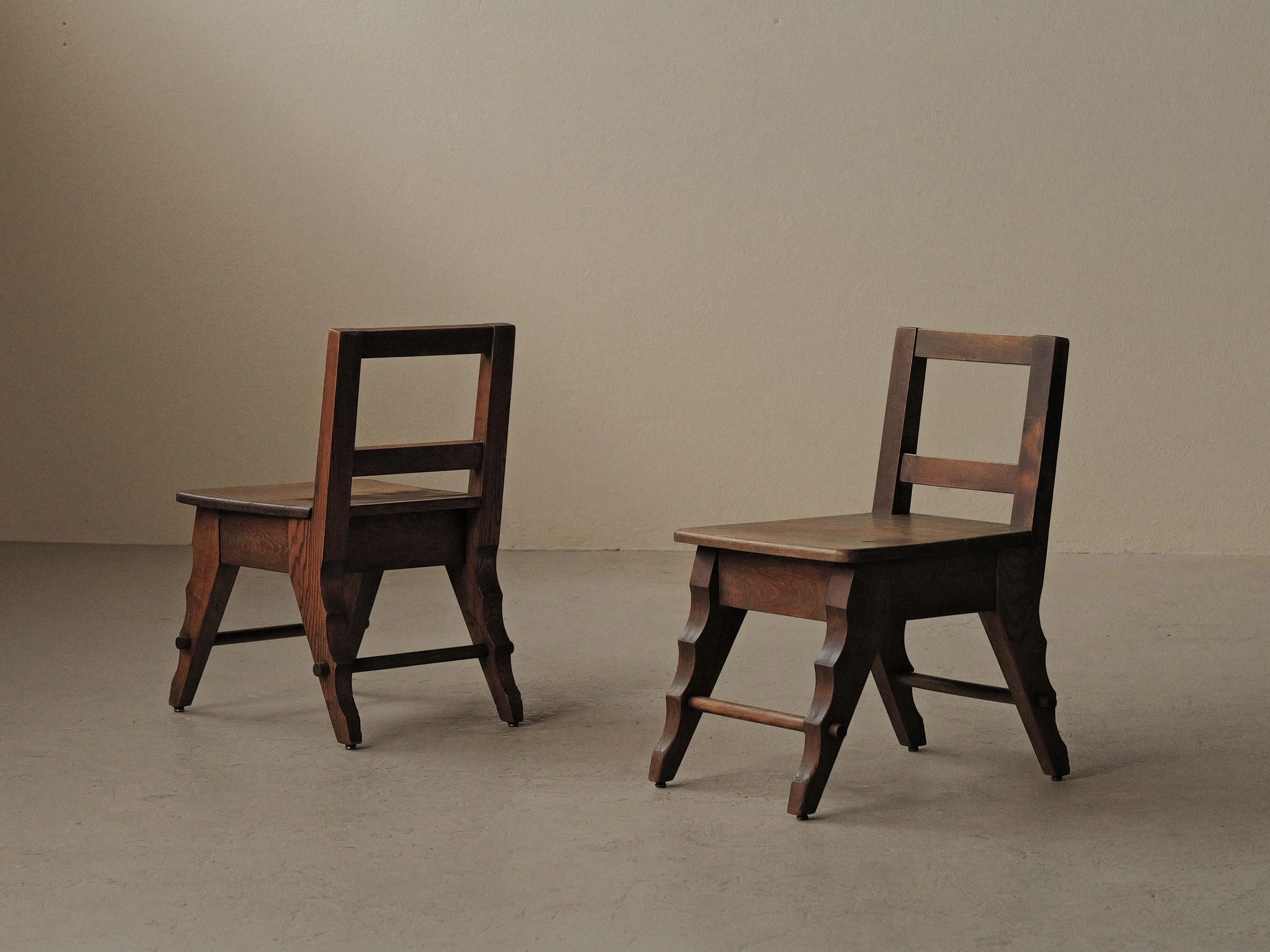 20260908A2-paire-de-chaises-d-appoint-artisanale-en-chene-massif-France-vers-1940.jpg