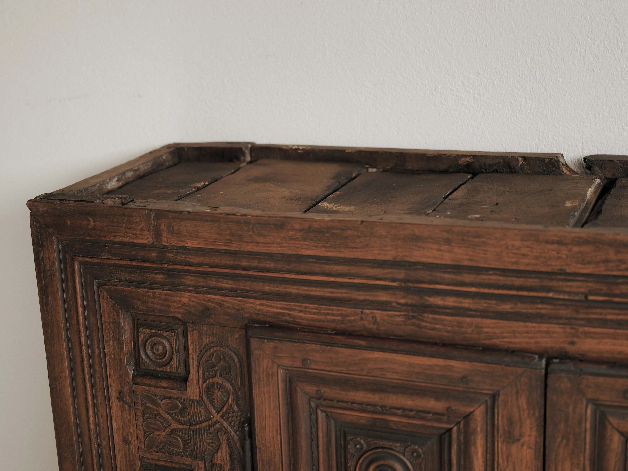 20260923M1-Armoire-coffre-en-chene-massif-entierement-sculptee-art-populaire-breton-19eme-siecle-7.jpg