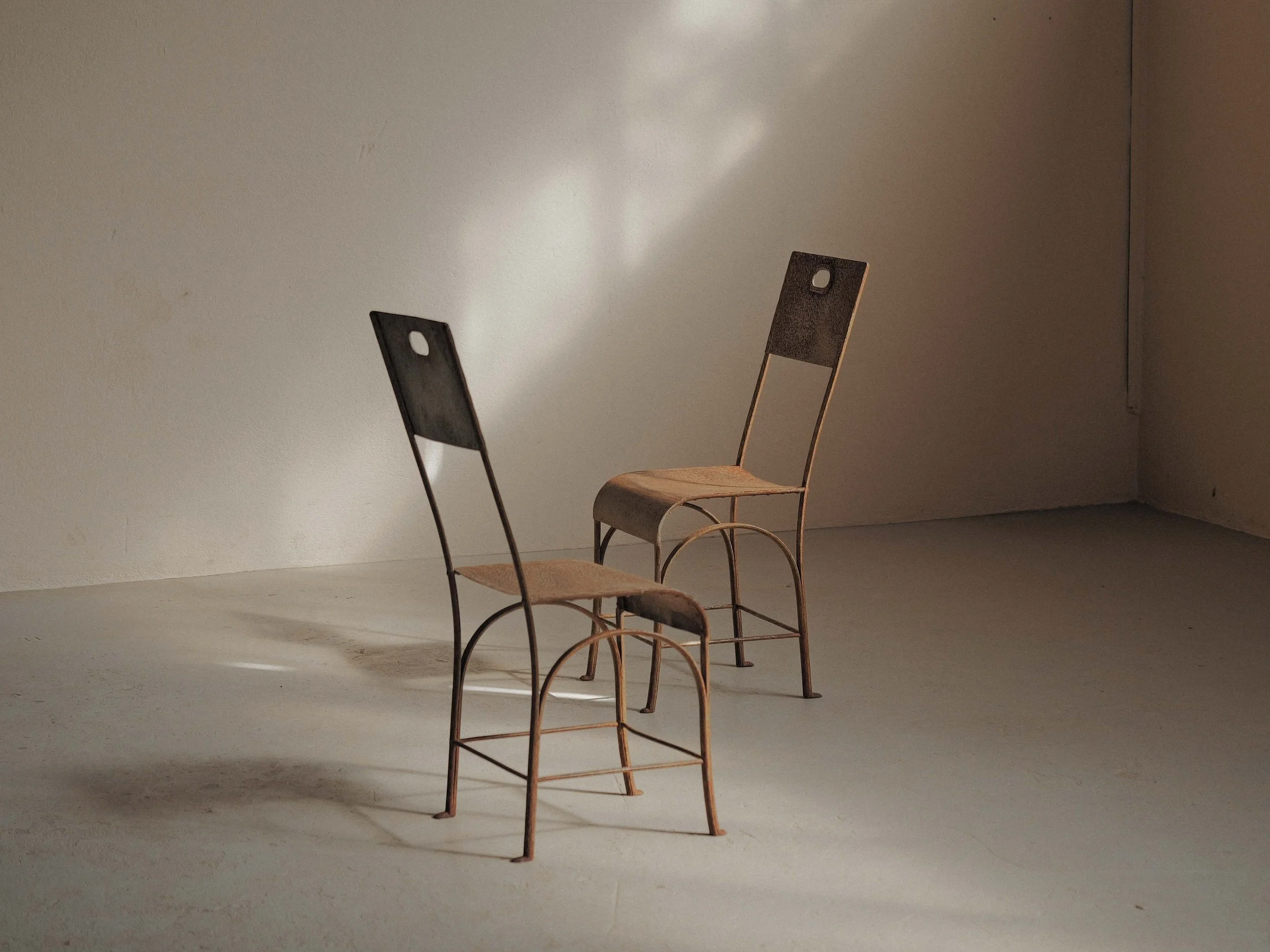 20260921A2-paire-de-chaises-en-acier-rivete-vers-1920.jpg