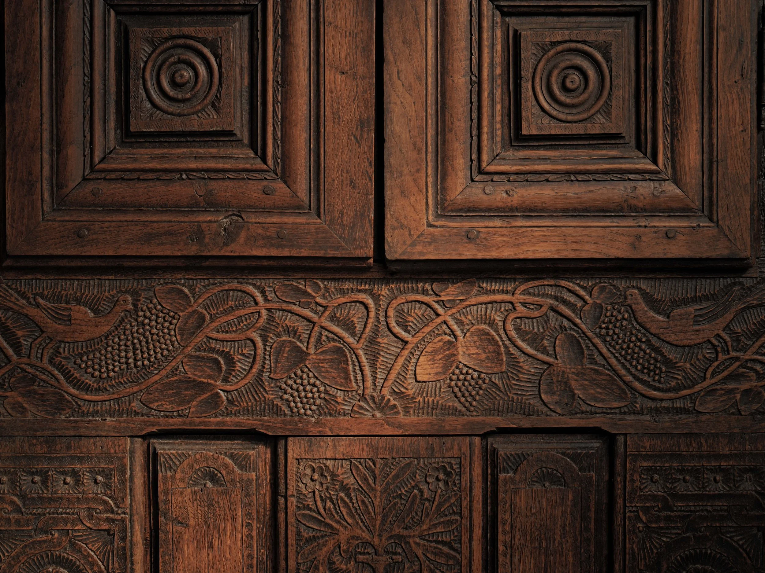 20260923M1-Armoire-coffre-en-chene-massif-entierement-sculptee-art-populaire-breton-19eme-siecle-12.jpg