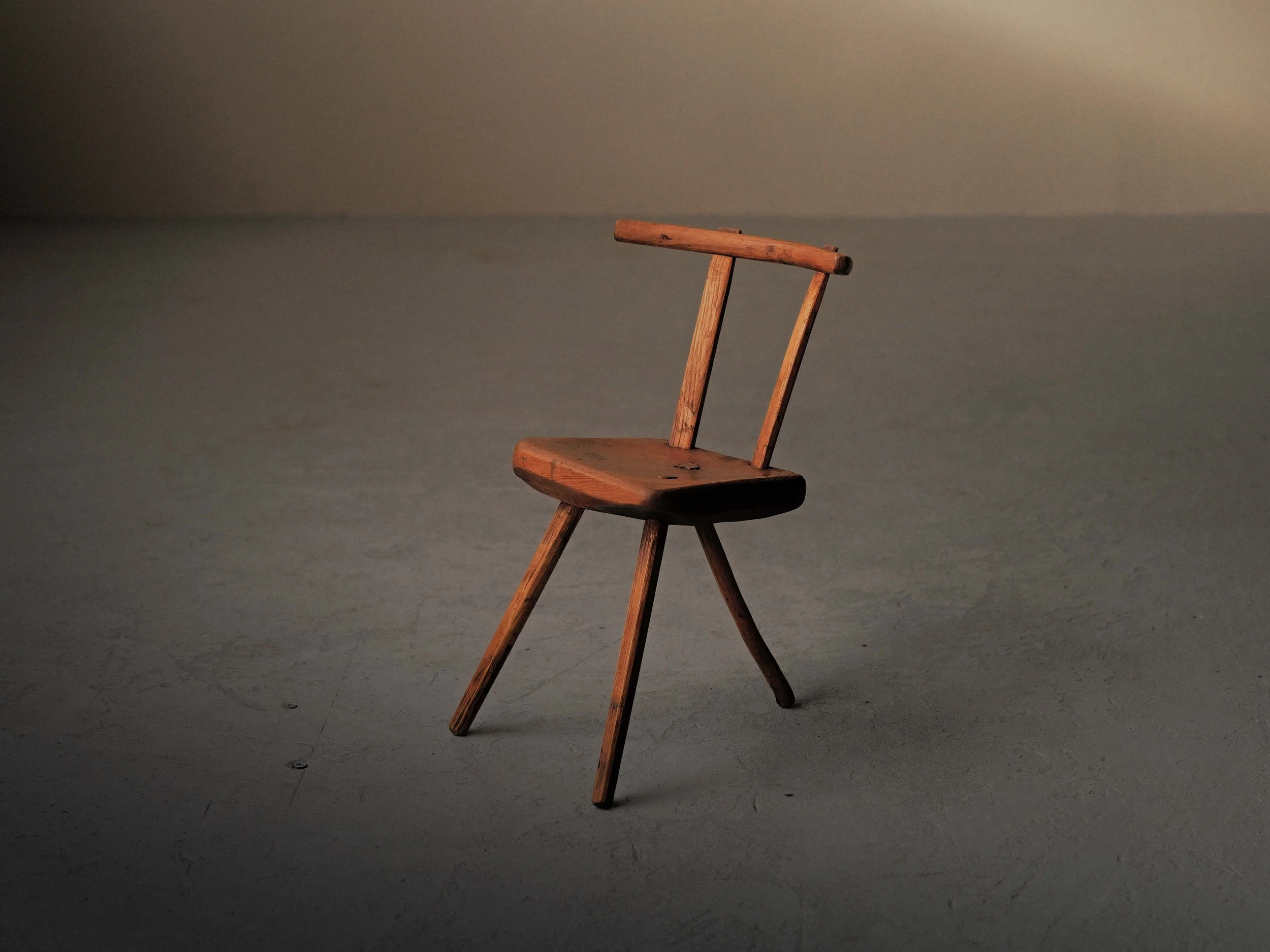 20260128A1-chaise-alpage-art-populaire-pin-massif-tripode-vers-1900-4.jpg