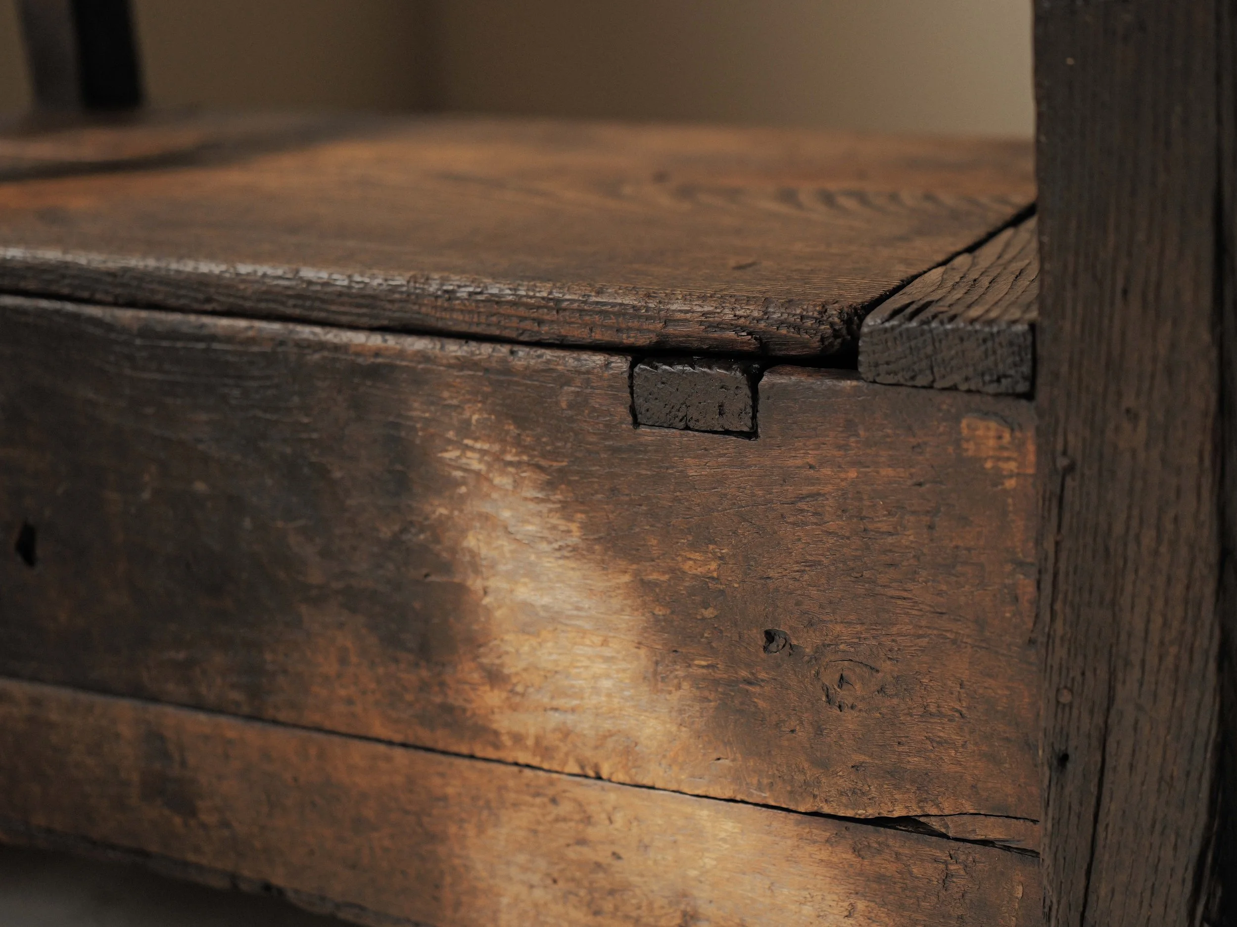 20260402A1-banc-coffre-de-cheminee-cantou-en-bois-massif-art-populaire-cevennes-19-eme-siecle-7.jpg