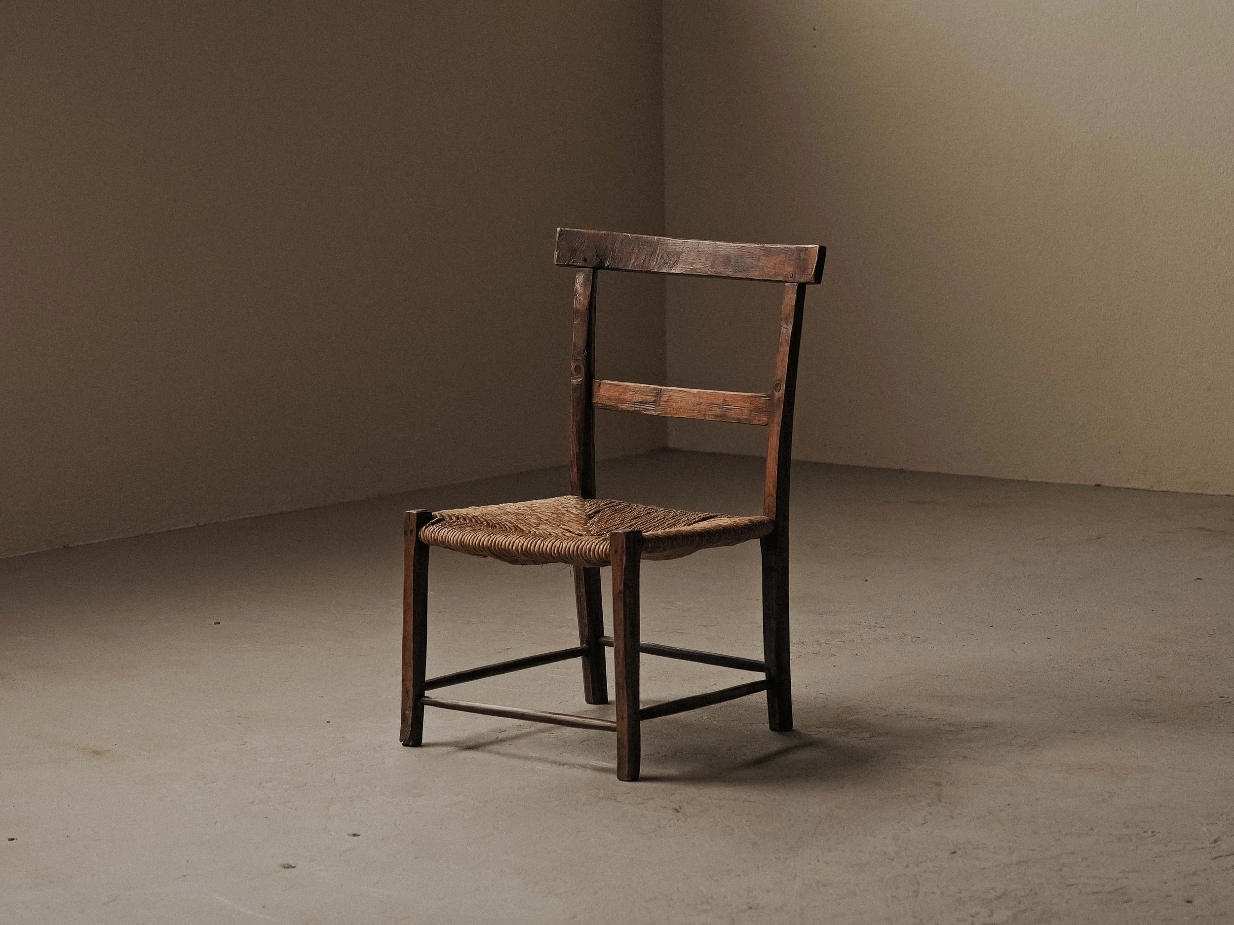 20260821A-fauteuil-art-populaire-auvergne-bois-massif-et-paille-tressee-19eme-siecle.jpg
