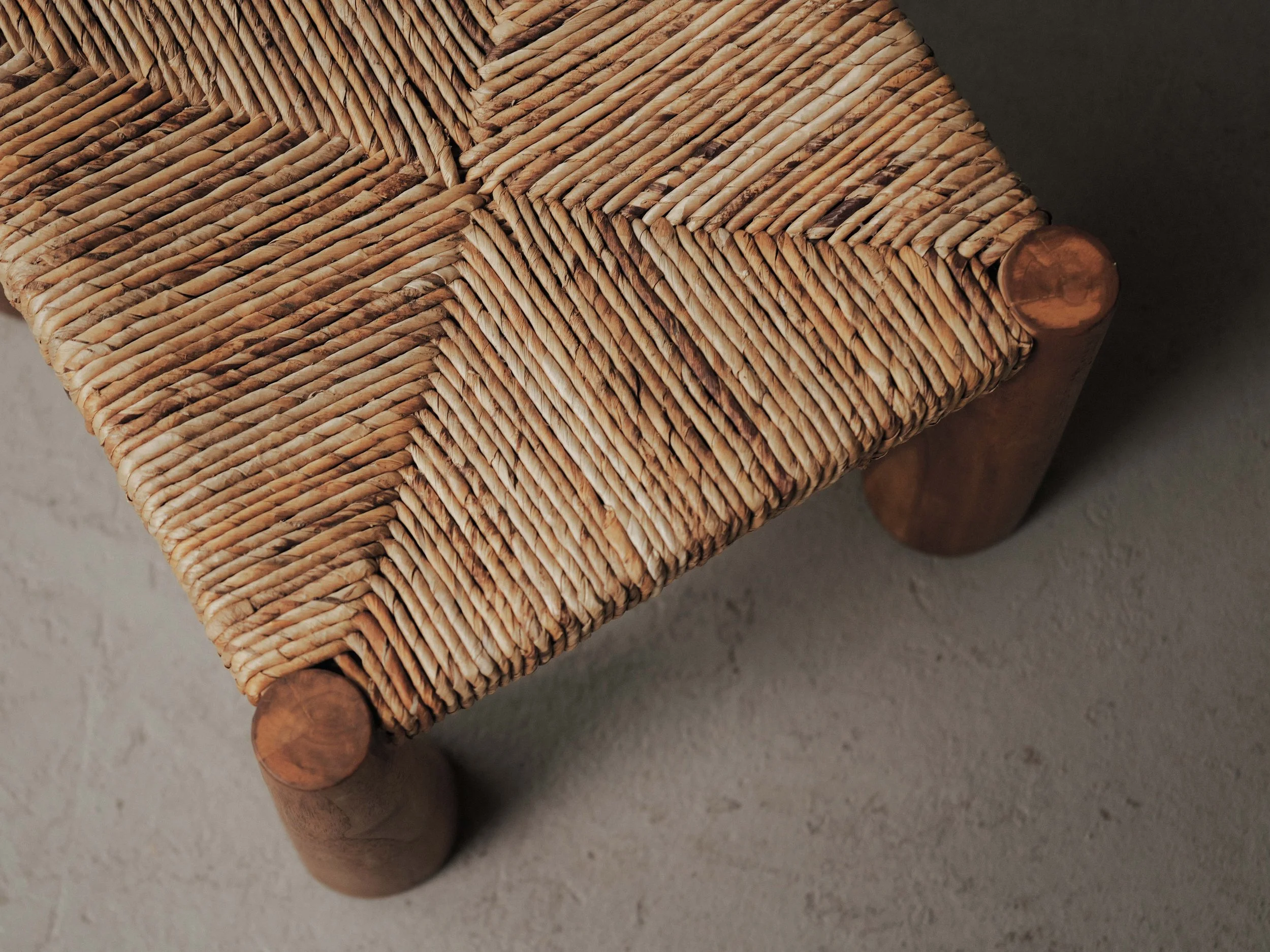 20260414A1-Grand-tabouret-artisanal-pieds-massues-bois-massif-et-paille-tressee-vers-1980-2.jpg