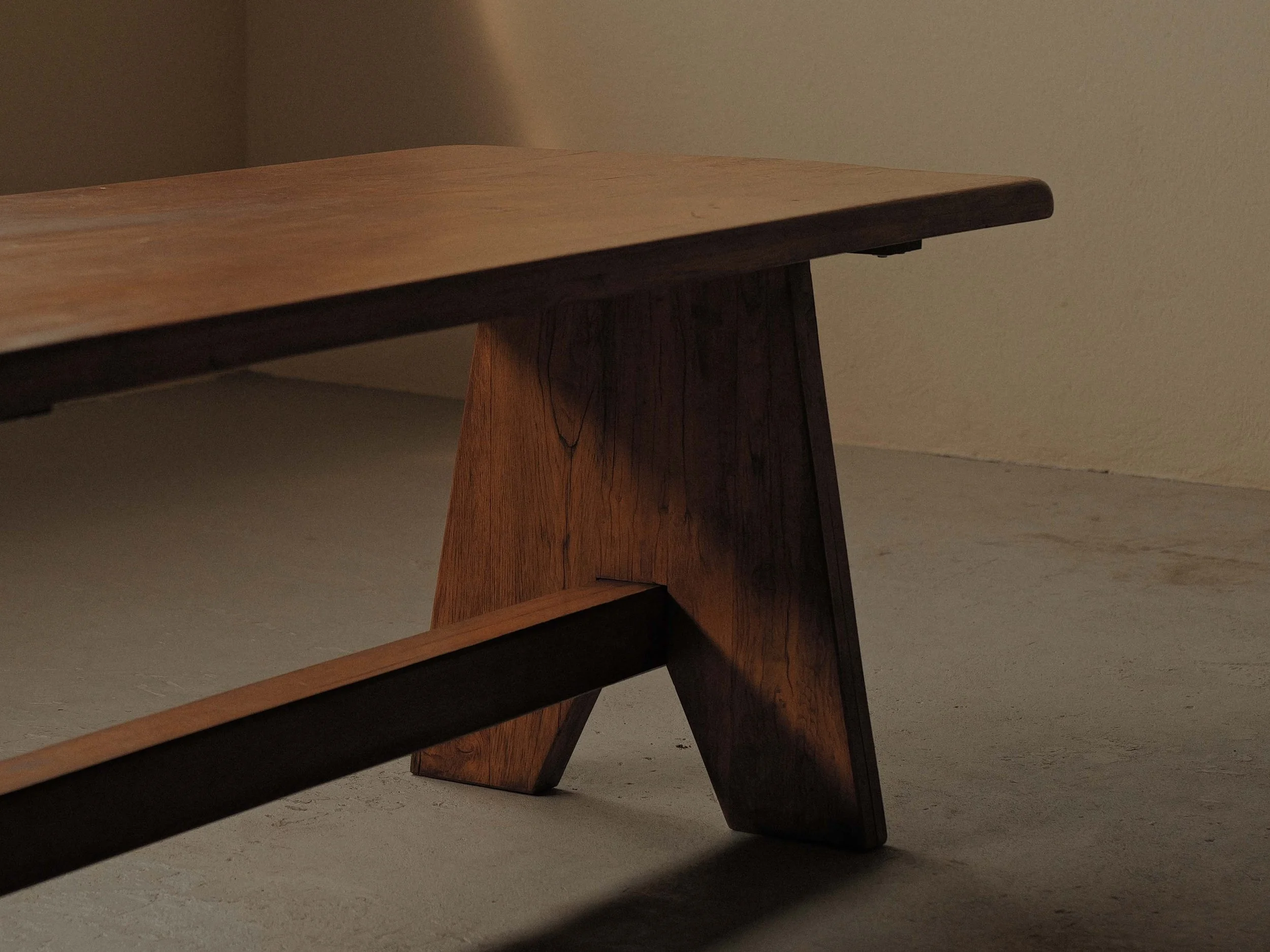 20260608T-table-de-repas-en-chene-massif-travail-artisanal-probablement-d-architecte-esprit-brutaliste-Vers-1980-4.jpg