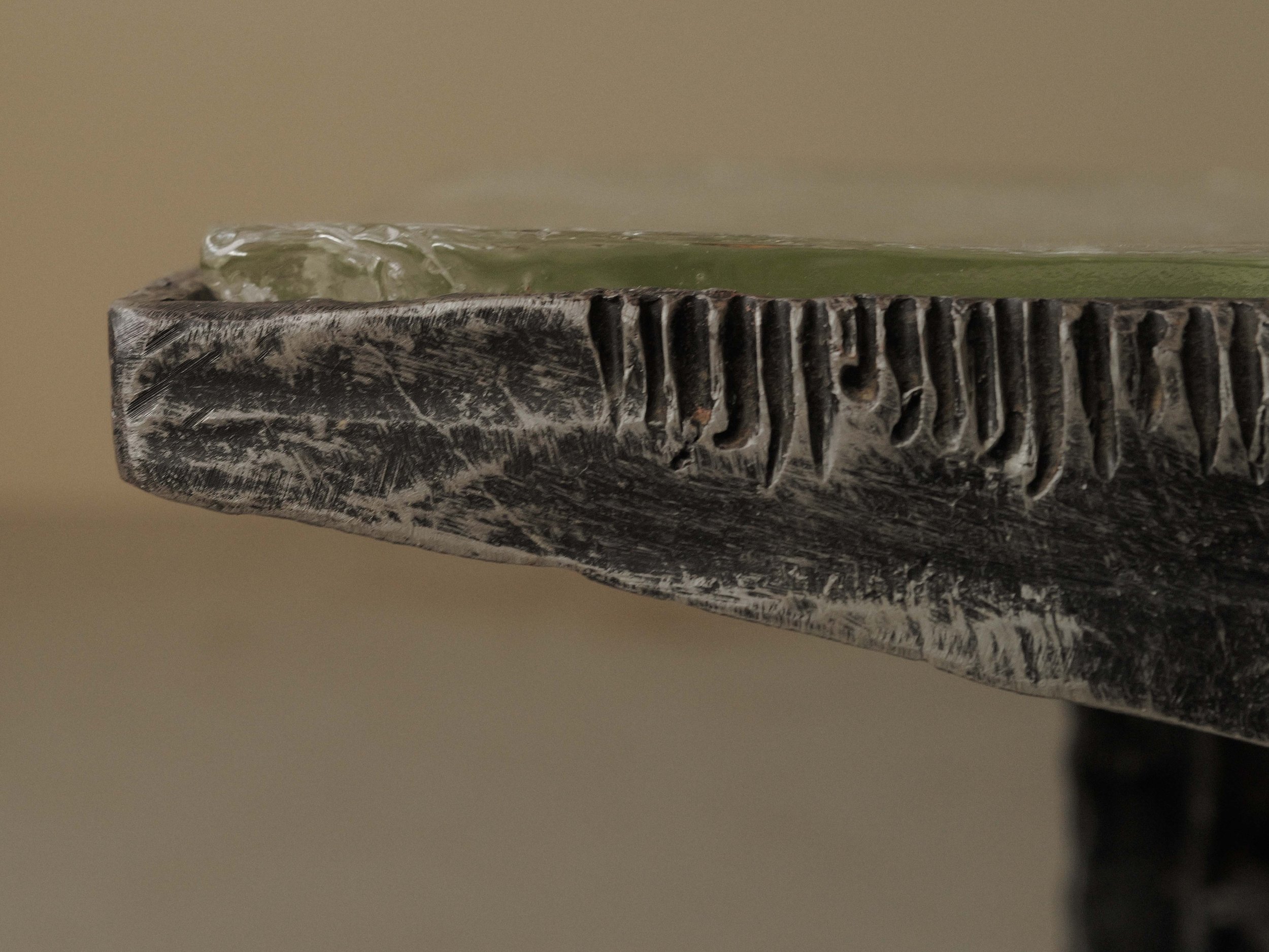 20260630T-table-d-appoint-brutaliste-en-fer-forge-et-dalles-de-verre-eclairante-6.jpg