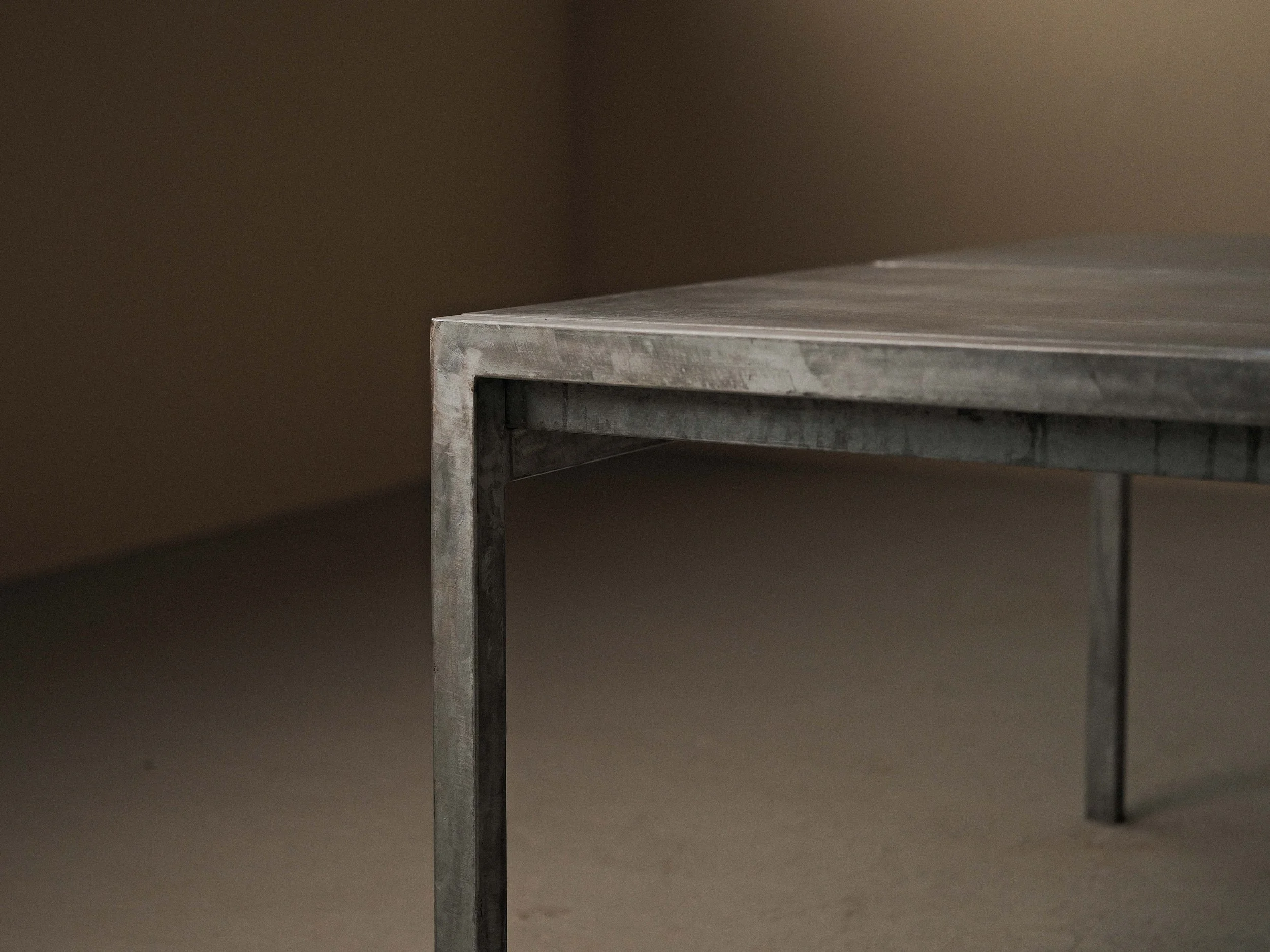 20260210T3-table-ou-bureau-artisanale-en-acier-galvanisé-et-zinc-vers-1980-4.jpg