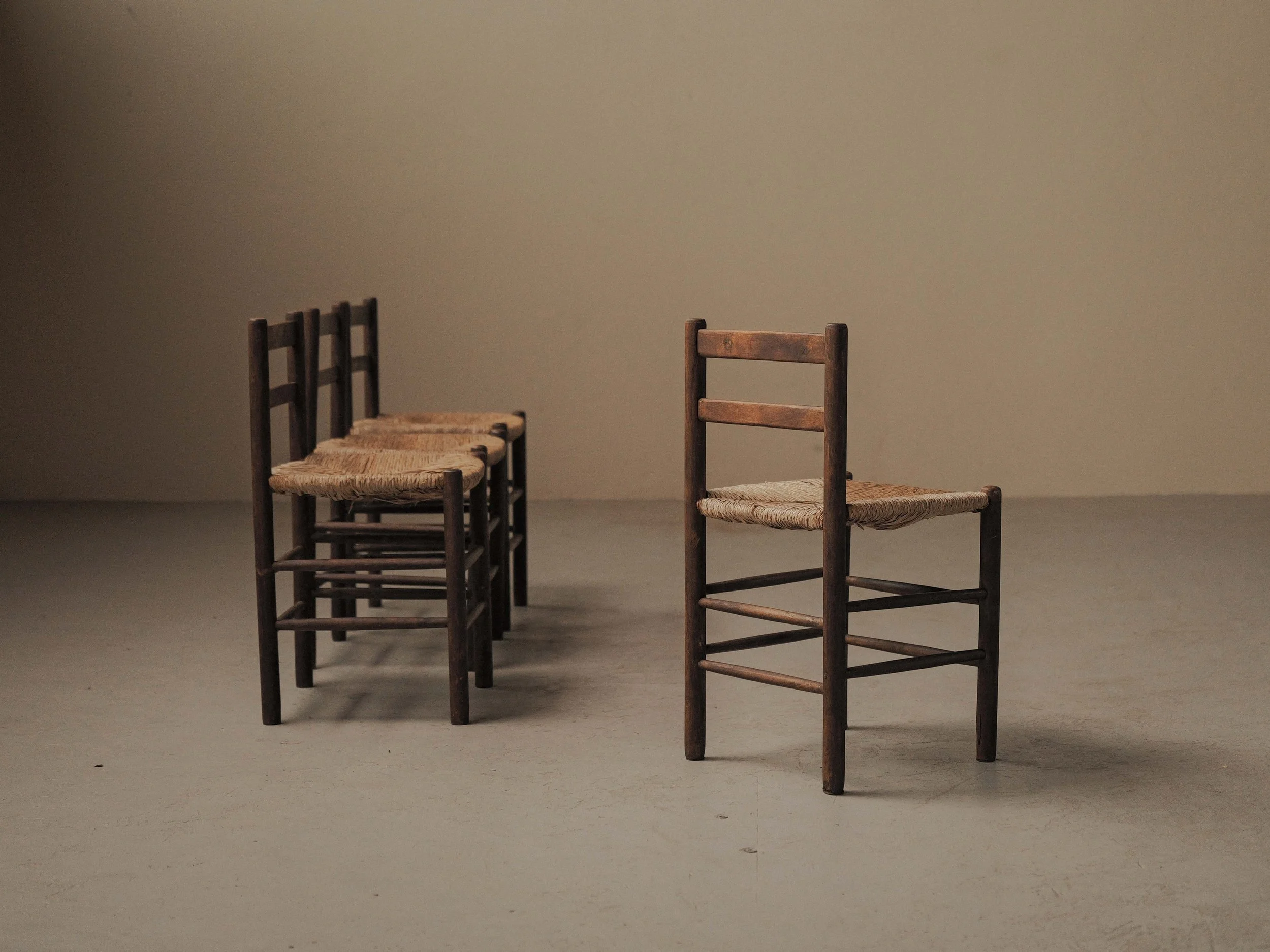 20260917A1-Set-de-4-chaises-bois-massif-et-paille-Vers-1960-8.jpg