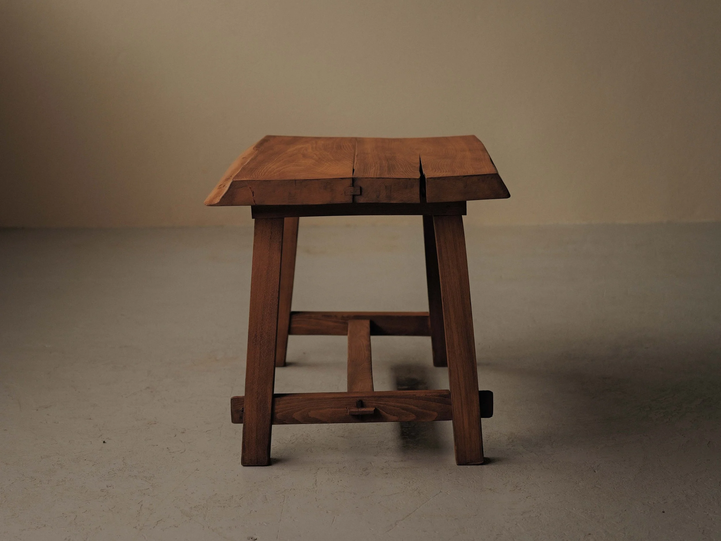 20260128T2-Bureau-ou-table-brutaliste-en-chene-massif-France-Vers-1980-2.jpg