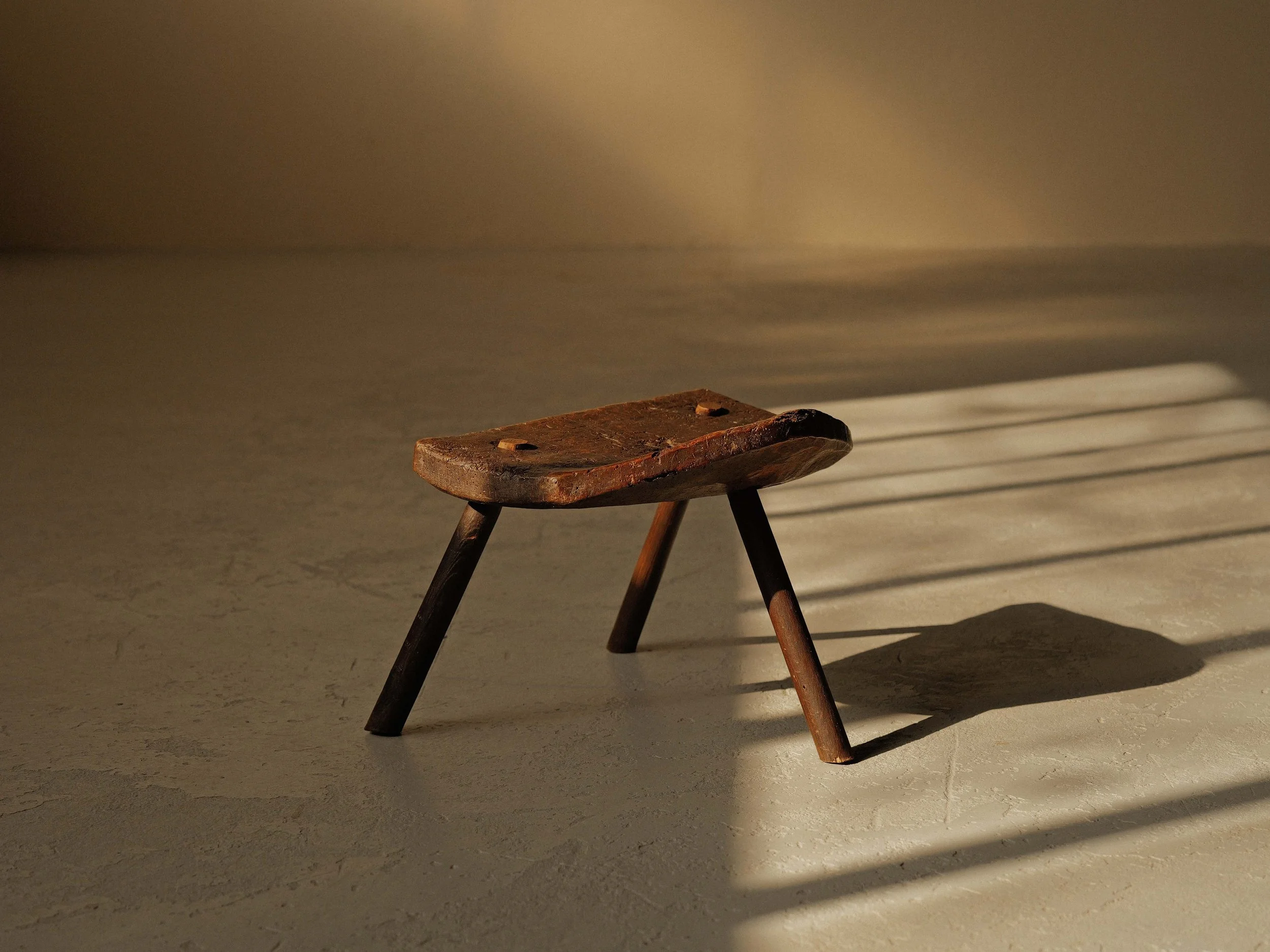 20260309A-tabouret-de-traite-art-populaire-bois-massif-auvergne-Vers-1900-10.jpg