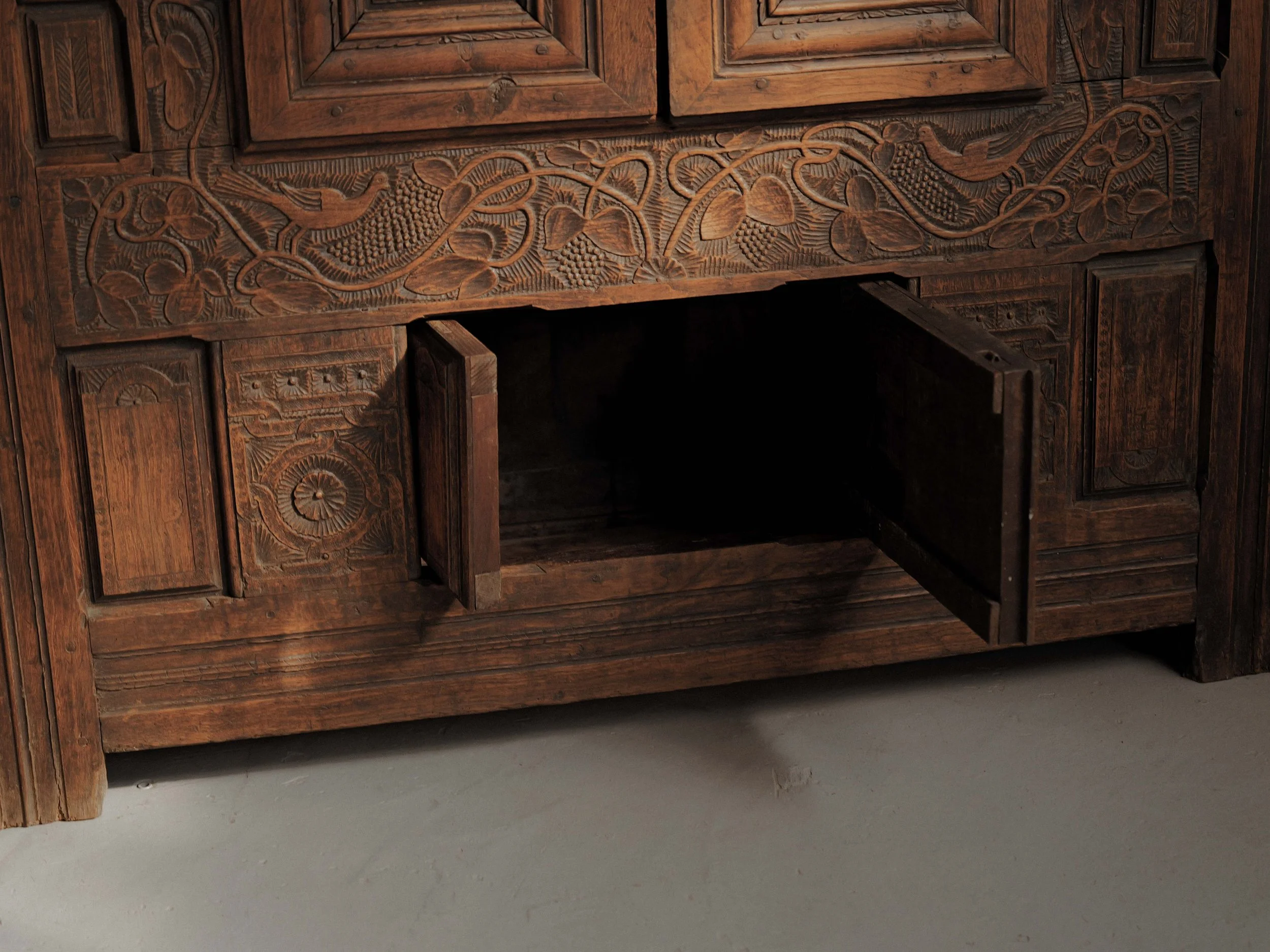 20260923M1-Armoire-coffre-en-chene-massif-entierement-sculptee-art-populaire-breton-19eme-siecle-14.jpg