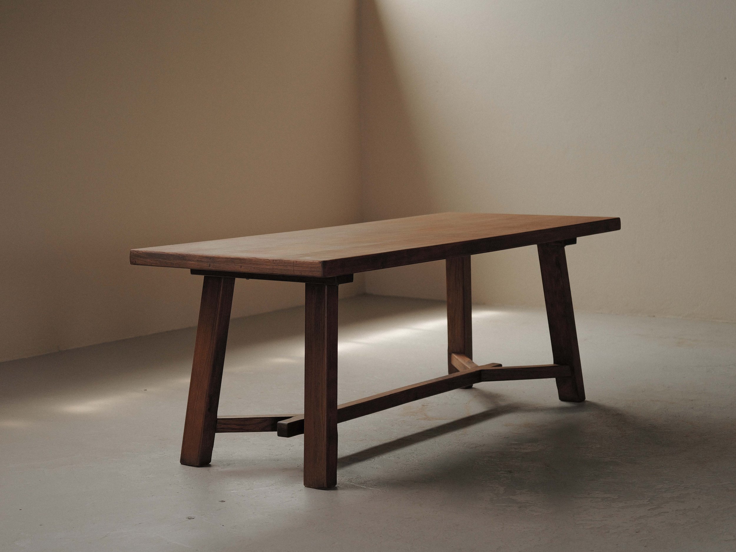 Table artisanale en chêne massif et placage, France, vers 1970