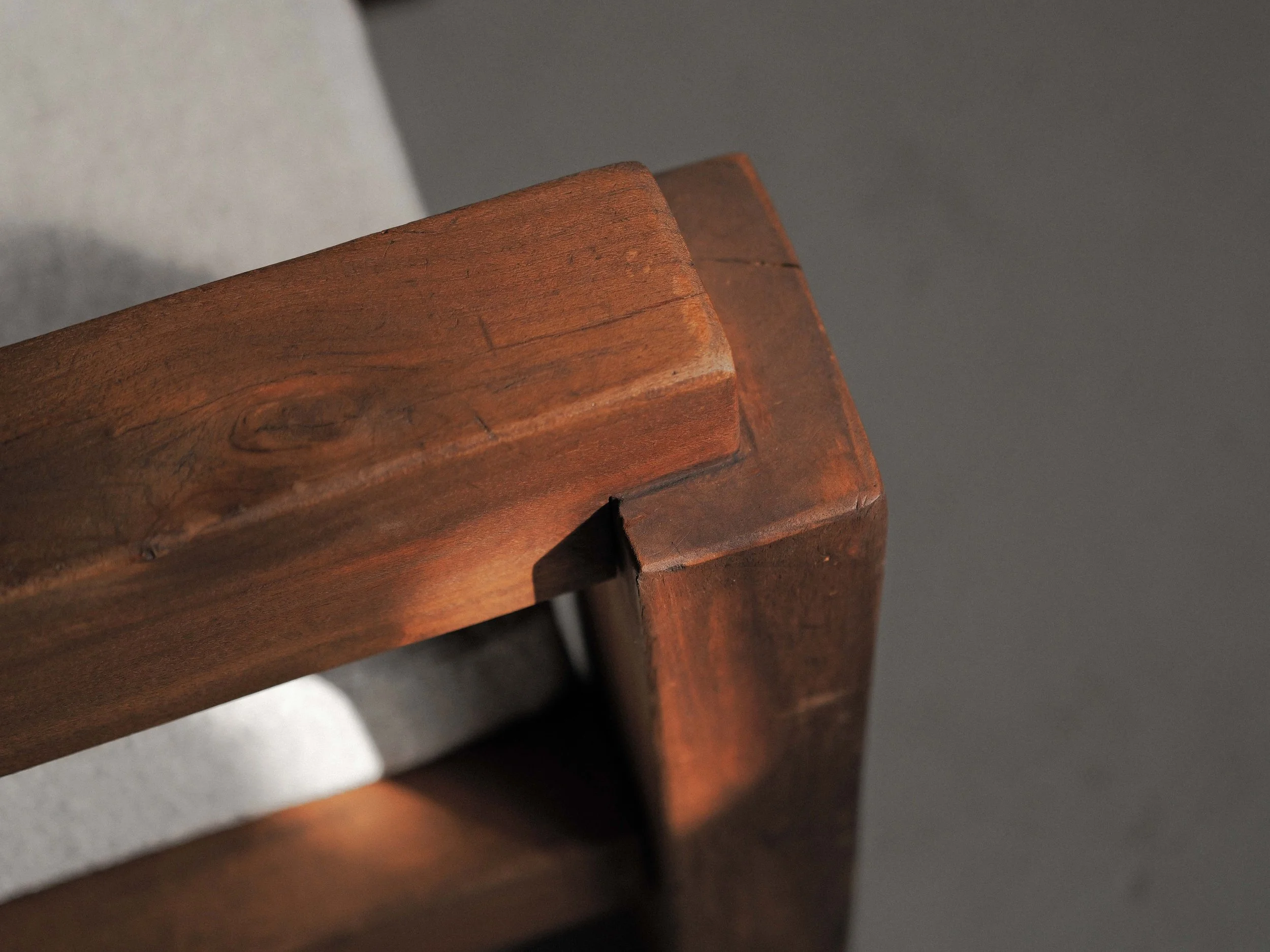 20260531A-fauteuil-artisanal-ou-d-architecte-bois-massif-et-tissu-travail-des-annees-80-90-11.jpg