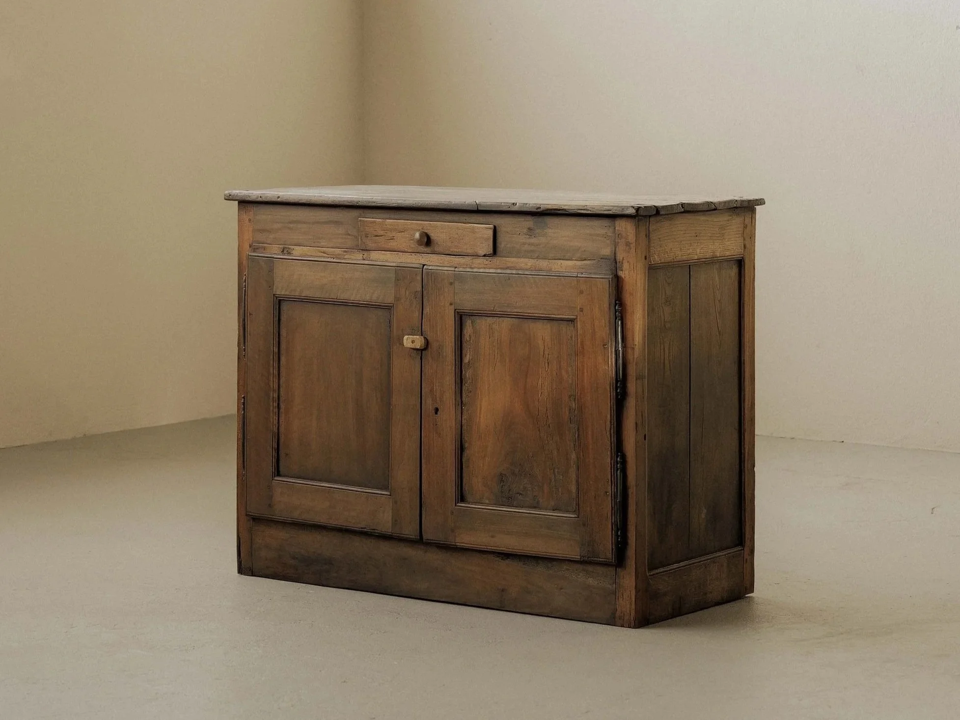 🔴 Buffet auvergnat en bois massif, XIXᵉ siècle