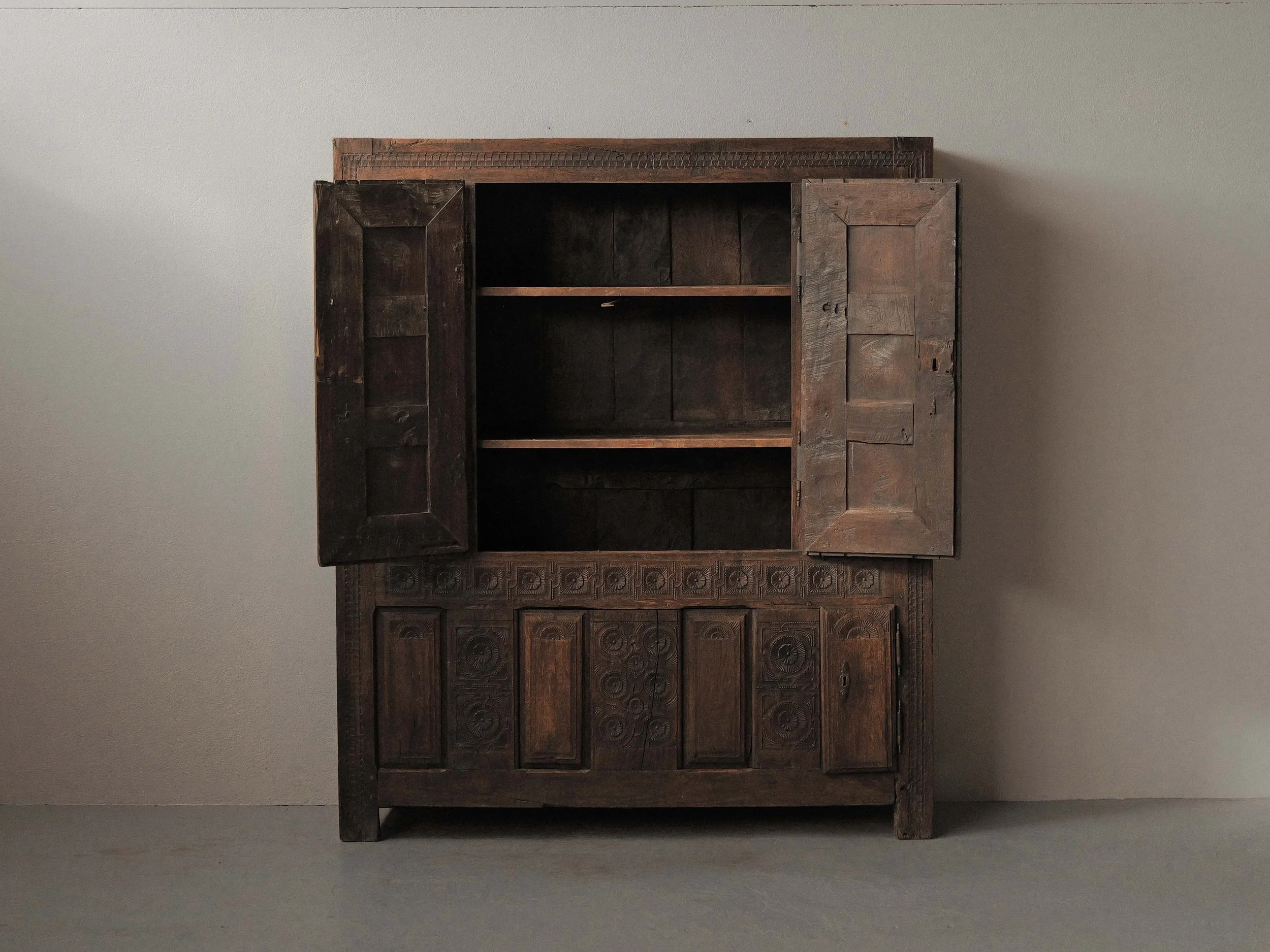 20260923M2-Armoire-coffre-en-chene-massif-entierement-sculptee-art-populaire-basque-19eme-siecle-20.jpg