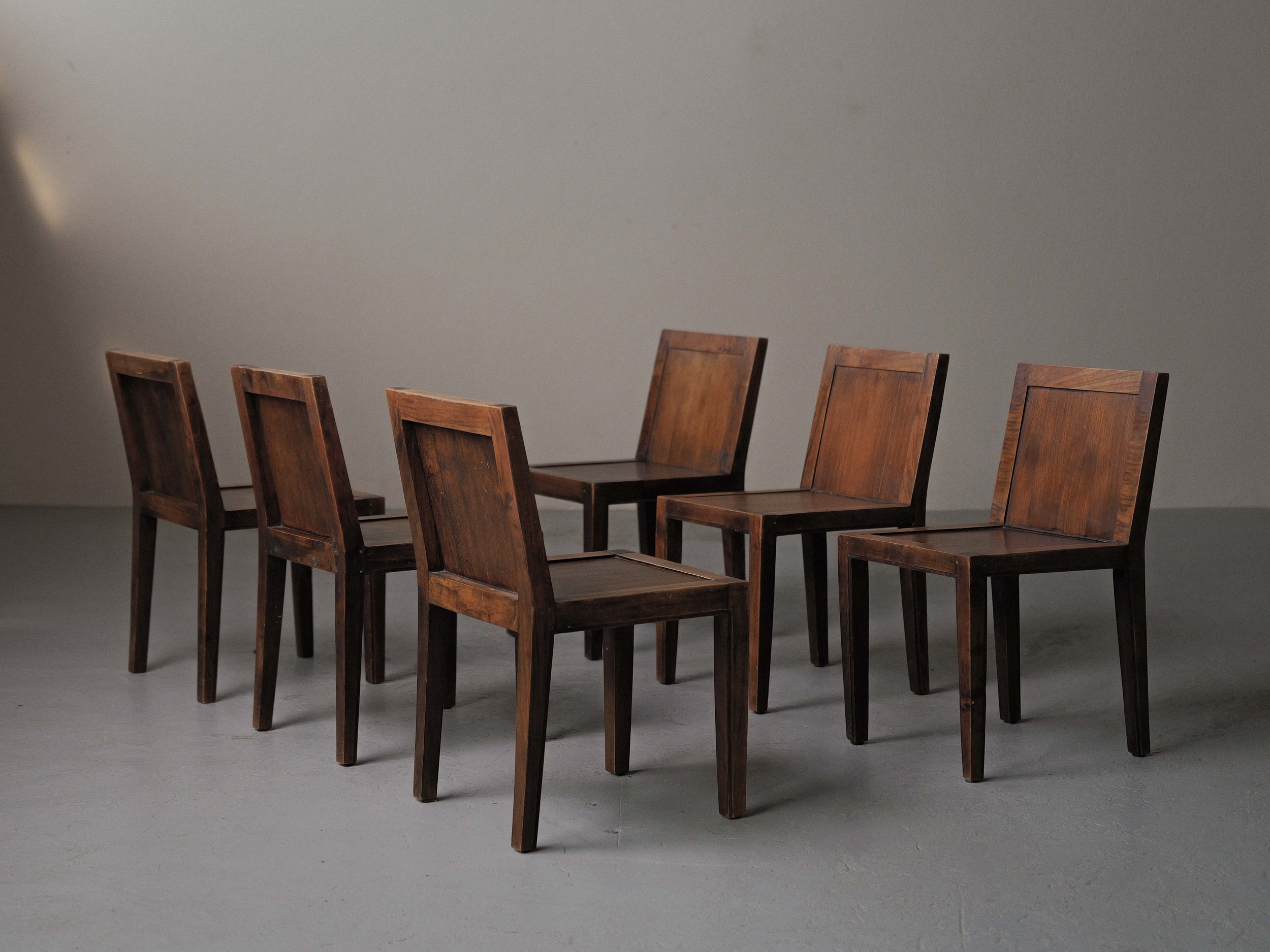 20260612A-Ensemble-de-6-chaises-enchene-massif-et-placage-de-chene-travail-artisanal-France-vers-1970-1980.jpg