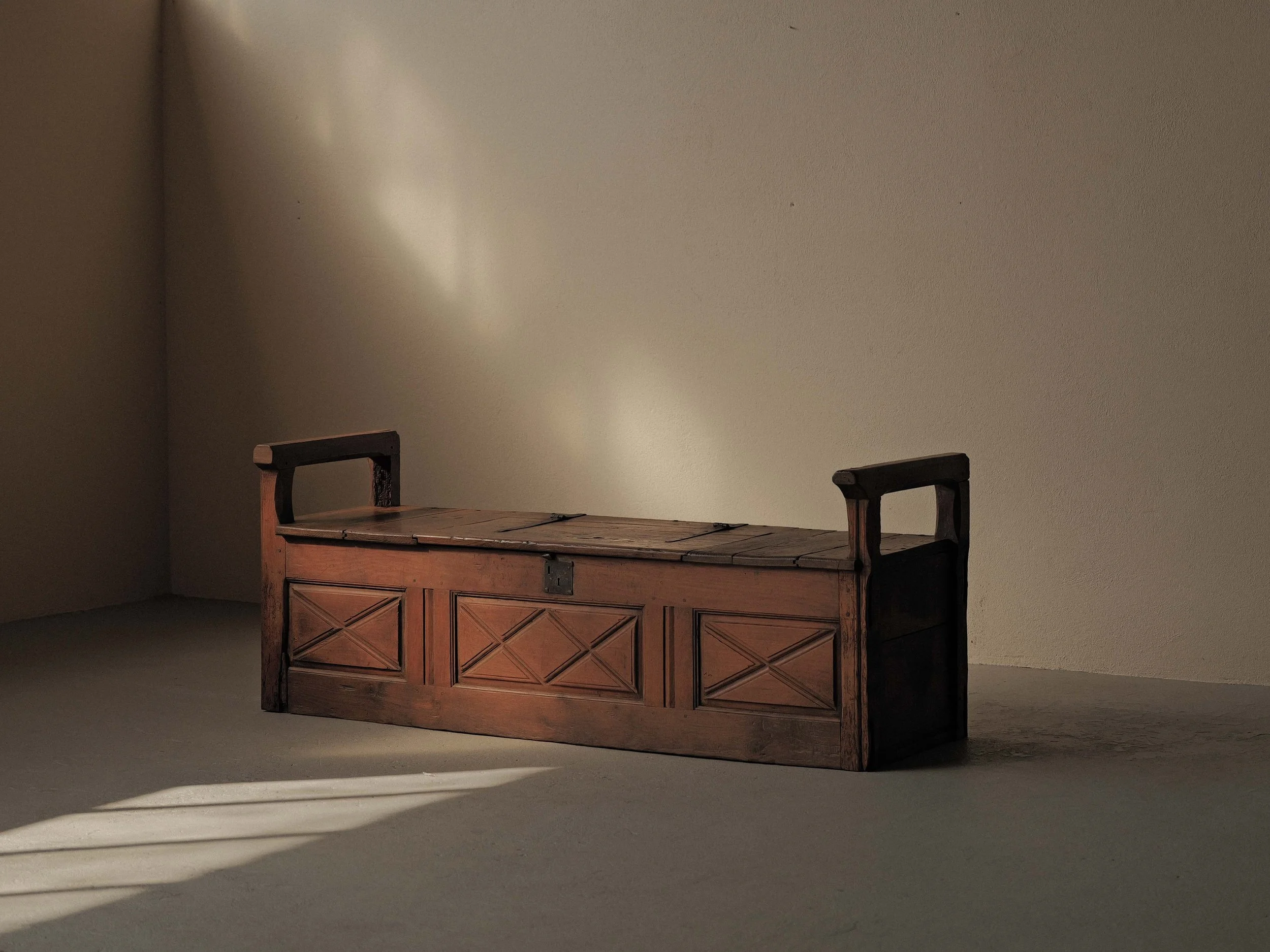 20260323A2-banc-coffre-archebanc-bois-massif-art-populaire-cantal-auvergne-18eme-siecle.jpg