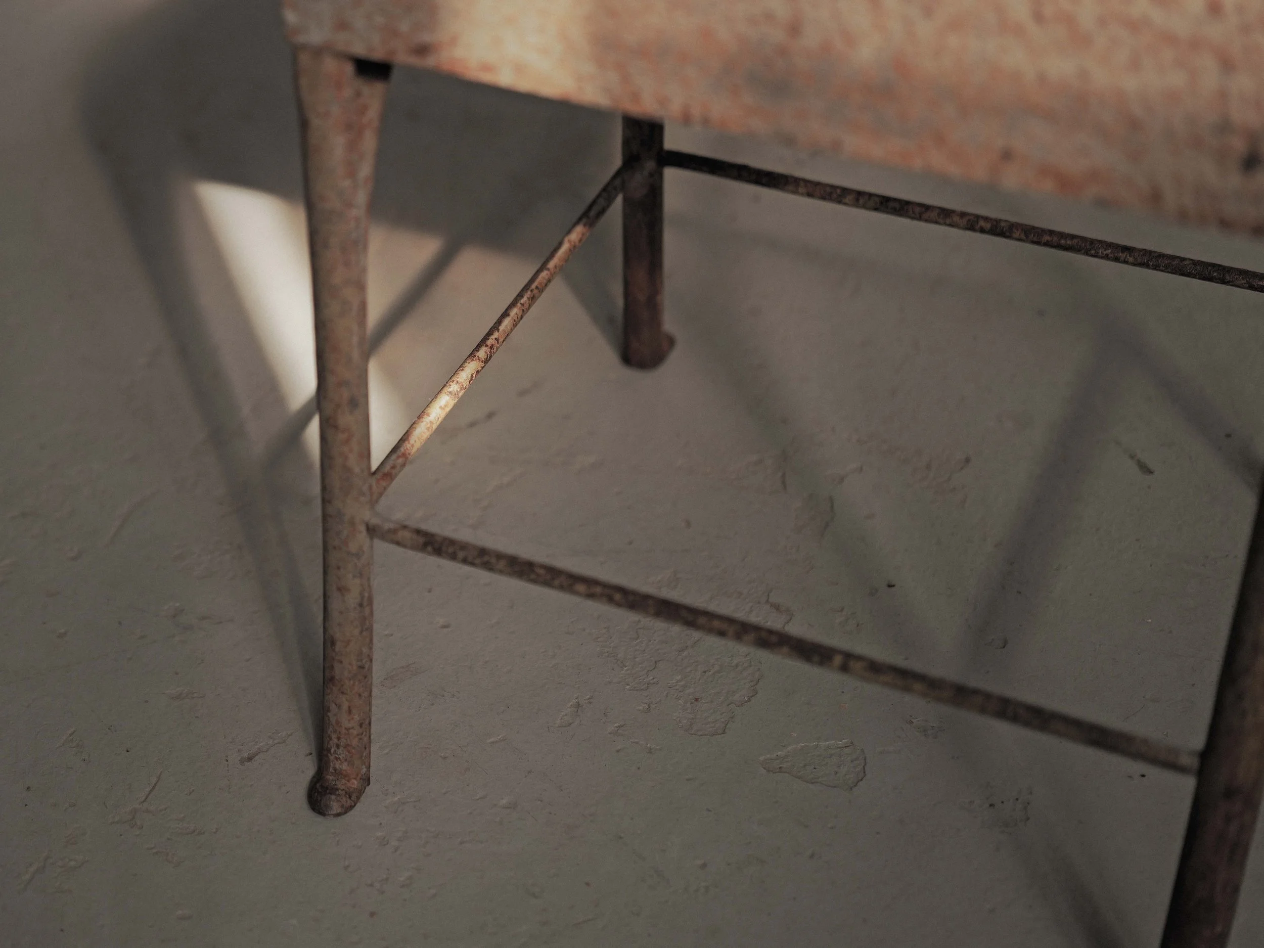 20260921A2-paire-de-chaises-en-acier-rivete-vers-1920-9.jpg
