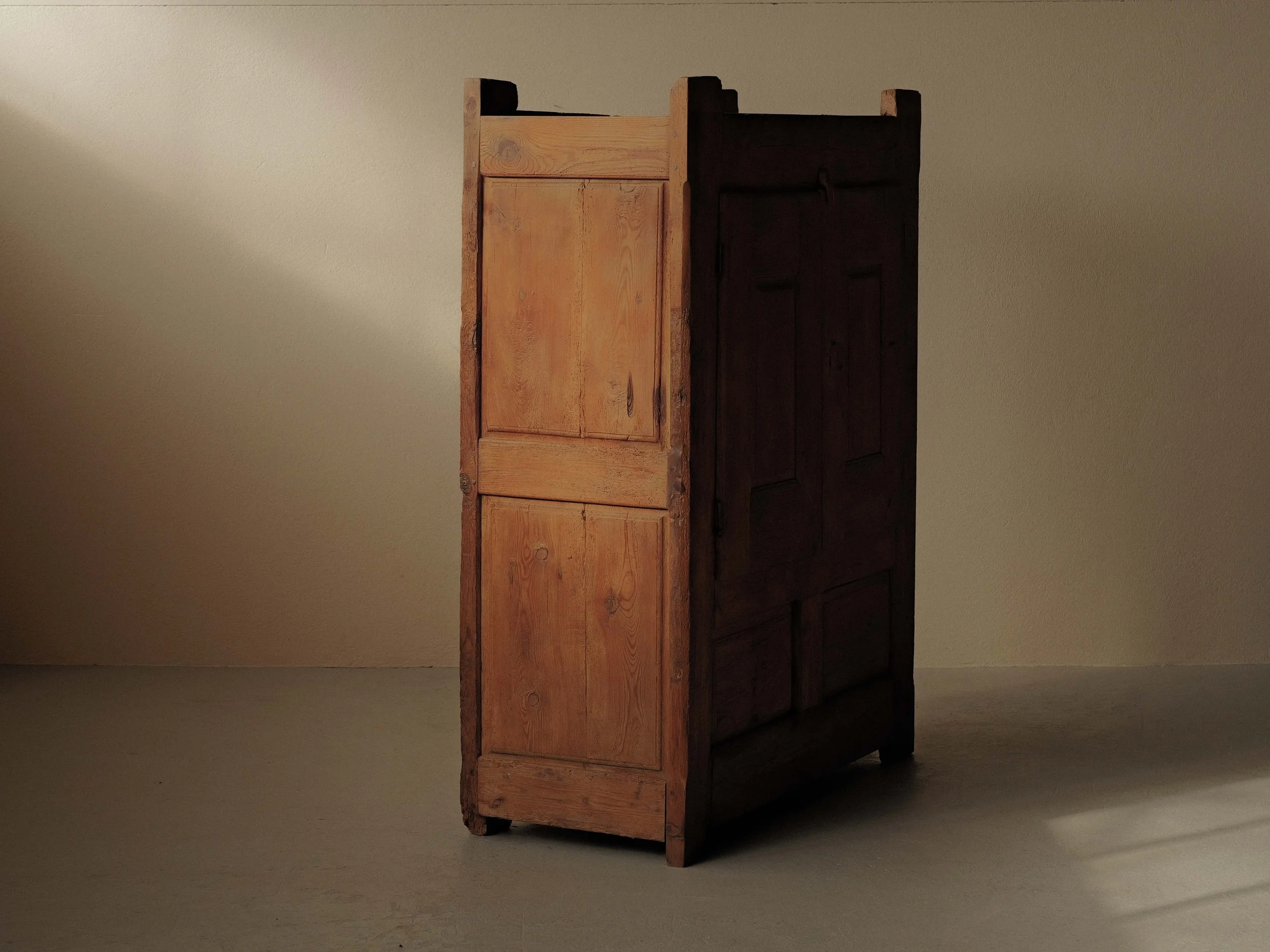 20260224M-meuble-deux-portes-en-pin-massif-dit-presse-a-lin-art-populaire-Lozere-19eme-siecle-16.jpg
