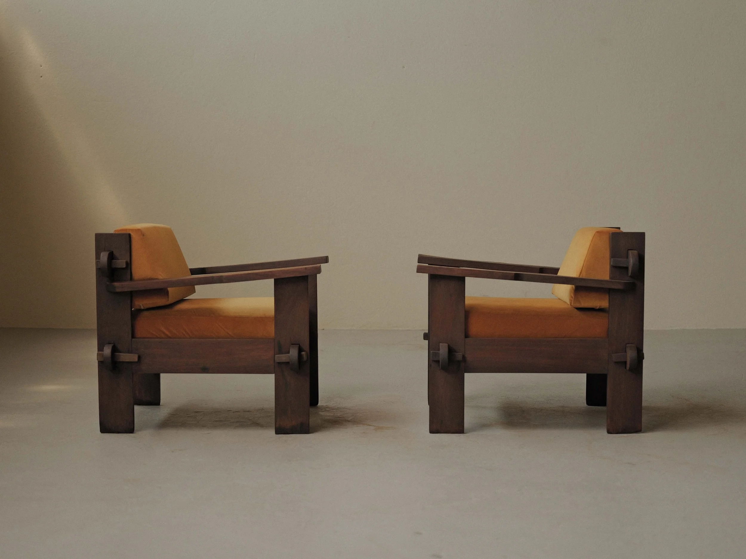 20260414A3-Paire-de-fauteuil-artisanale-travail-d-architecte-bois-massif-tissu-moutarde-circa-1970-13.jpg