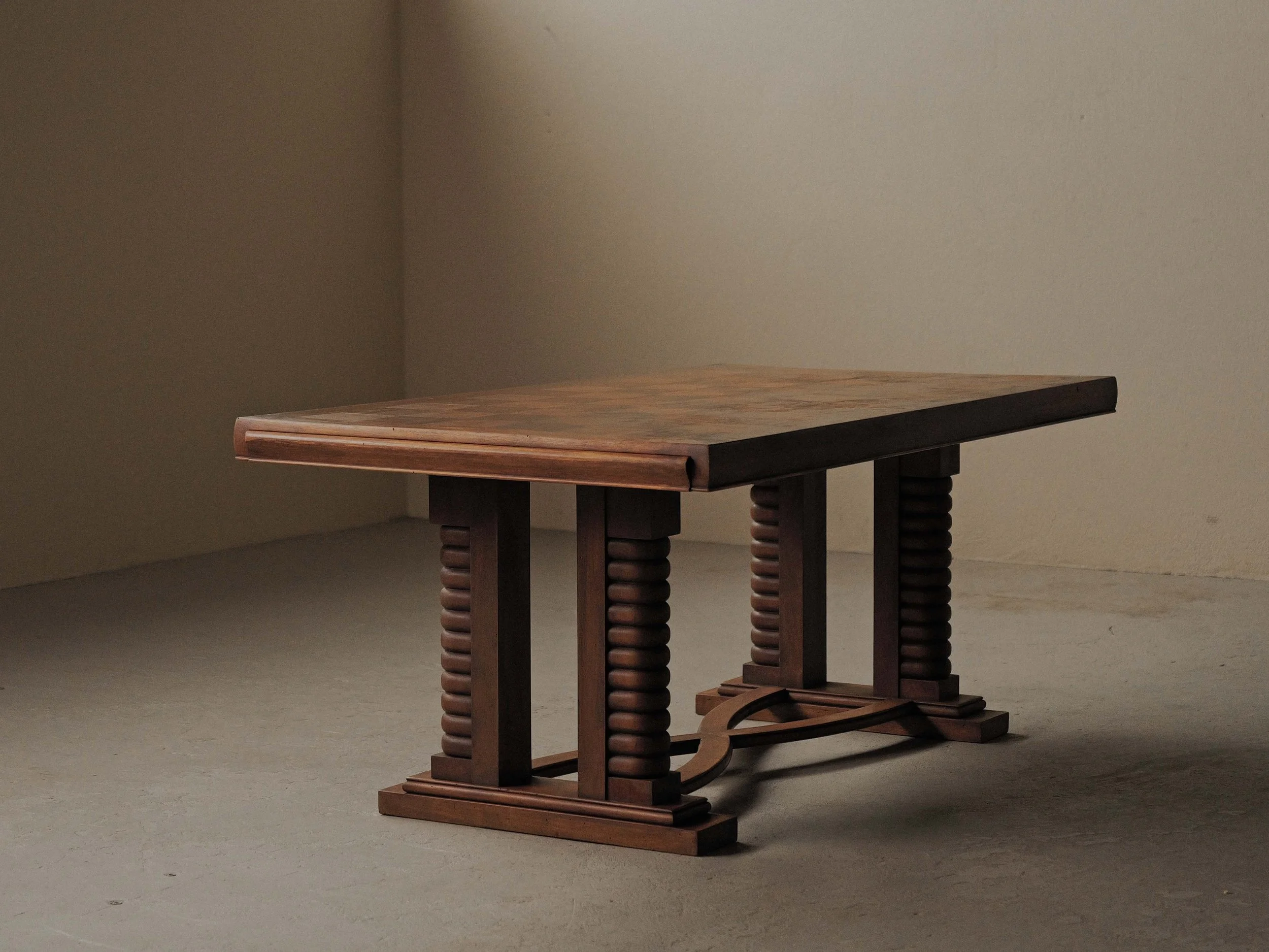 20260907T-table-en-chene-pieds-sculptes-plateau-marqueterie-france-vers-1940.jpg