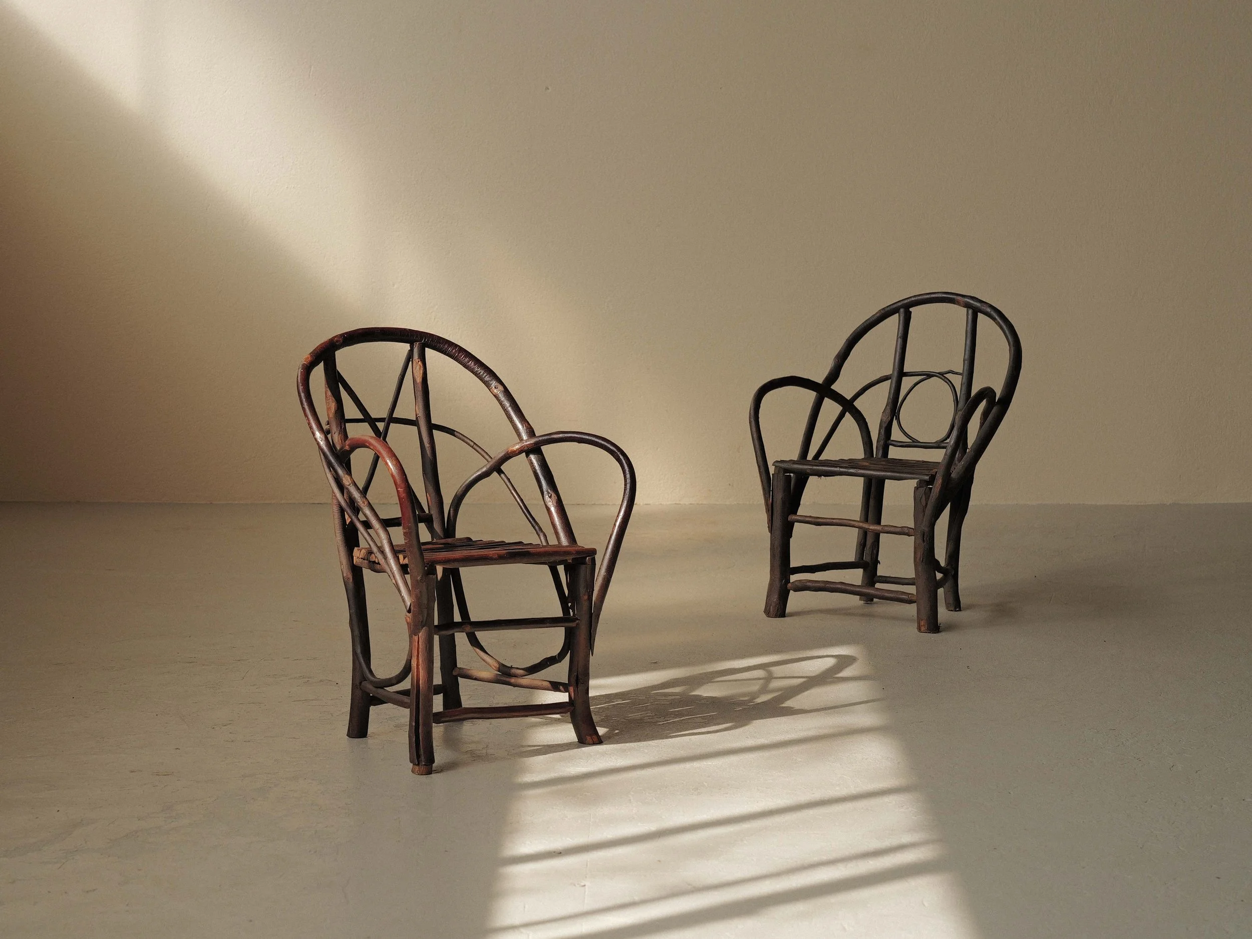 20260319A-paire-de-fauteuils-en-branches-de-noisetier-art-populaire-auvergne-debut-20-eme-siecle-2.jpg