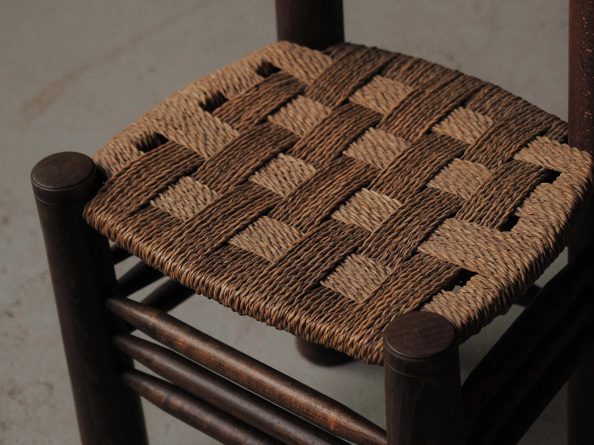 20260603A1-Ensemble-de-4-chaises-rustico-modernistes-en-hetre-massif-France-vers-1940-7.jpg