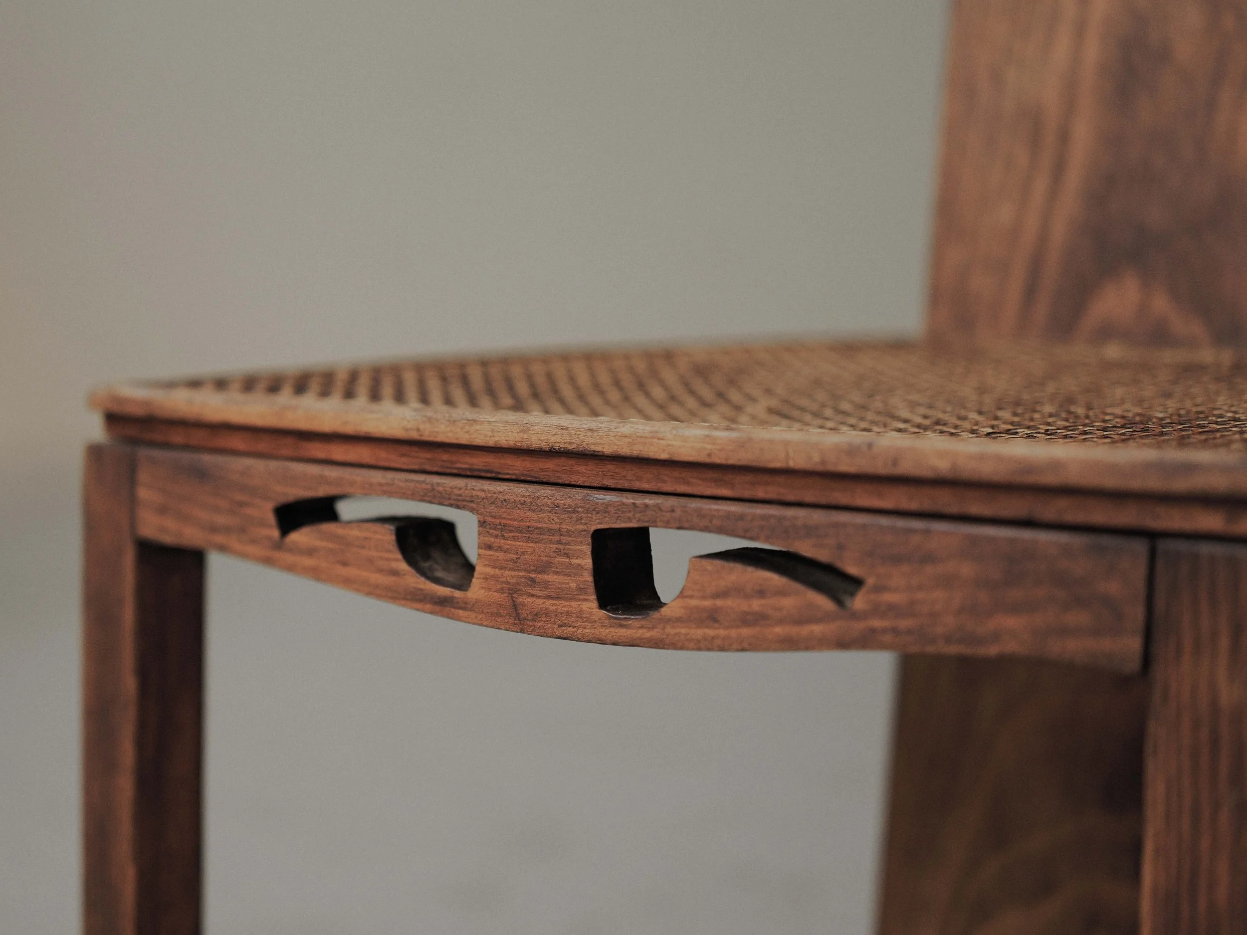 20260518A-chaise-d'appoint-bois-massif-et-cannage-pietements-traineaux-vers-1900-13.jpg