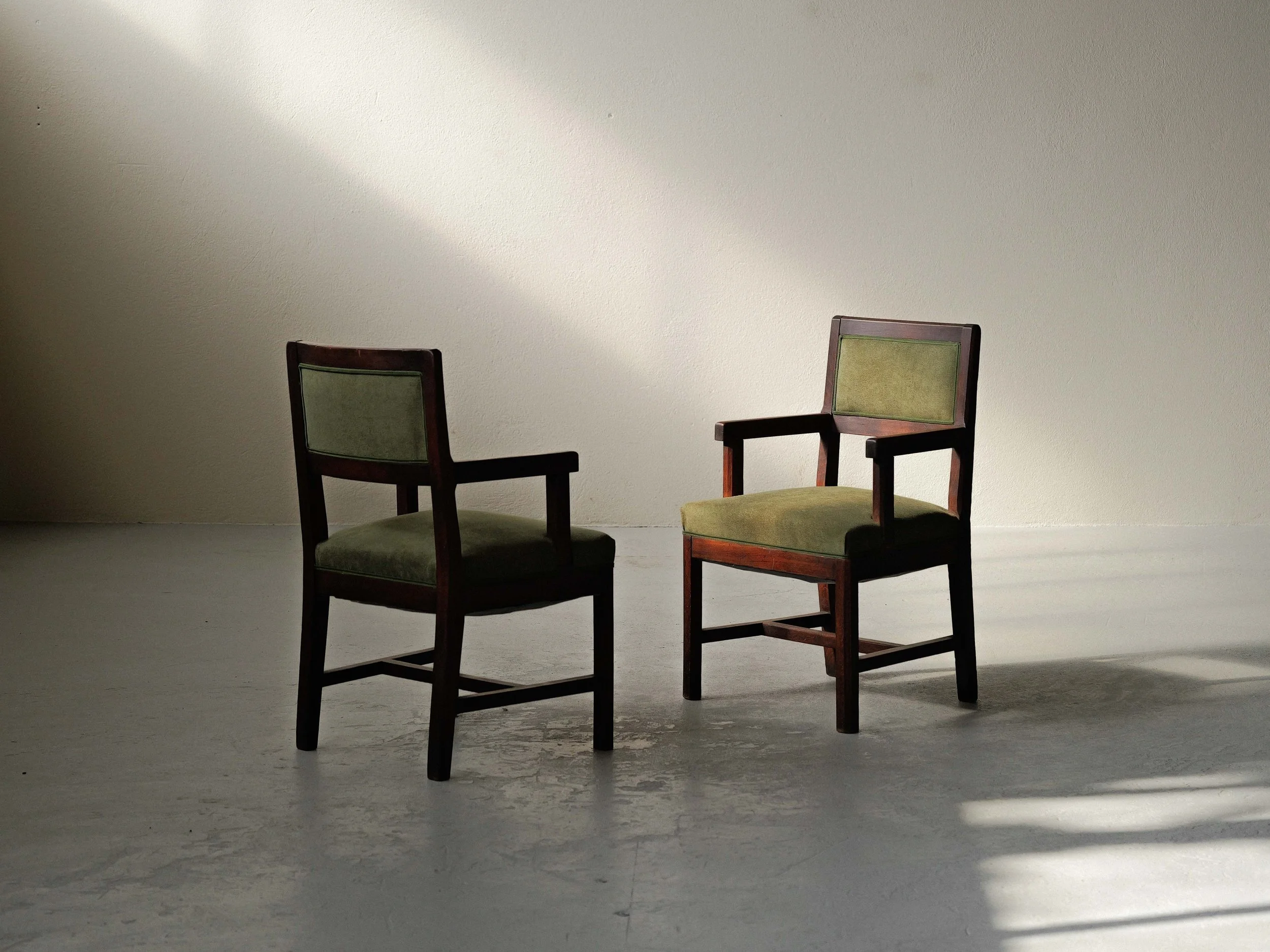 🔴 Paire de fauteuils modernistes en chêne massif, France, vers 1940