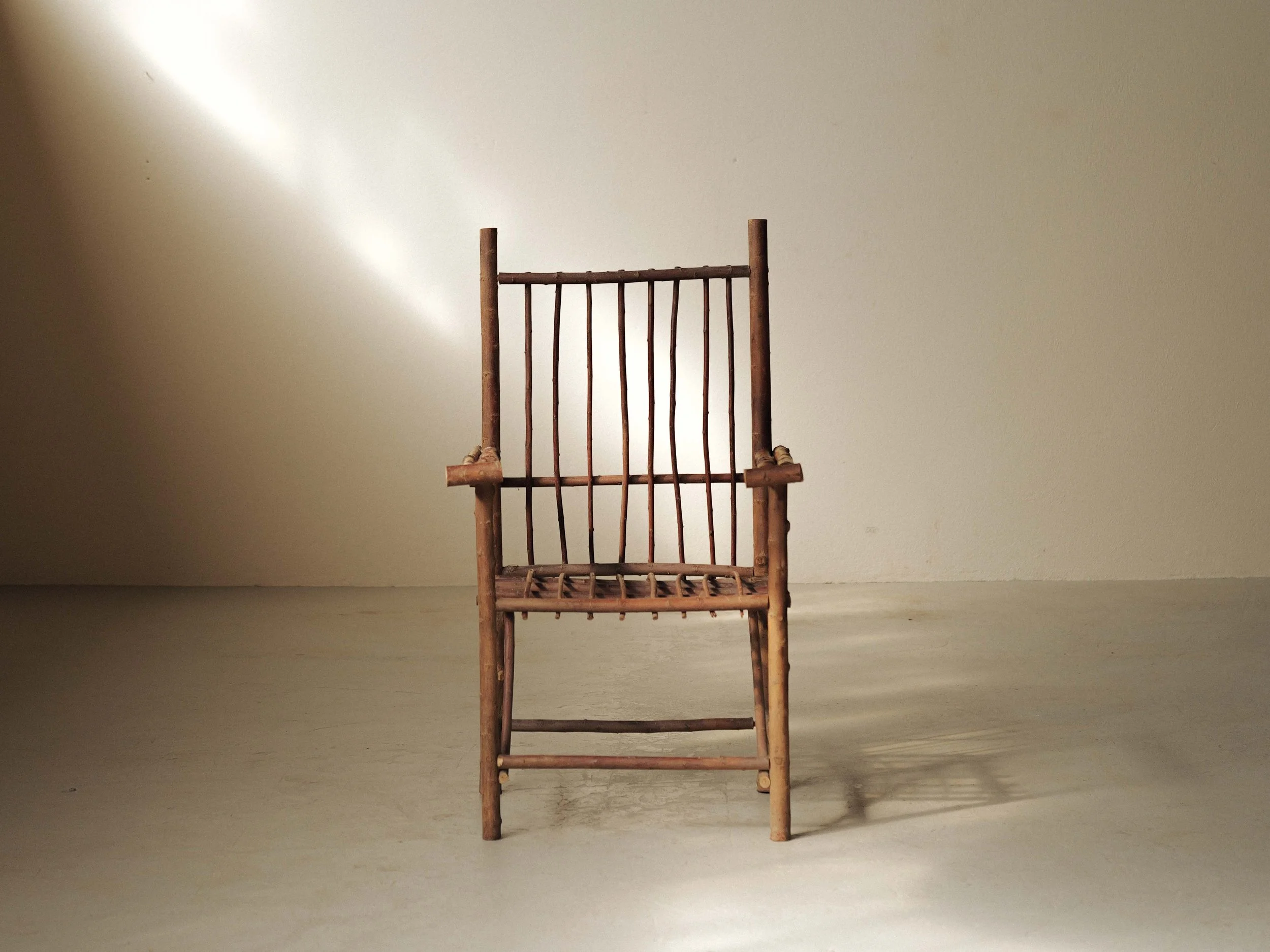 20260908A3-Fauteuil-naif-en-branches-de-noisetier-france-vers-1950-3.jpg