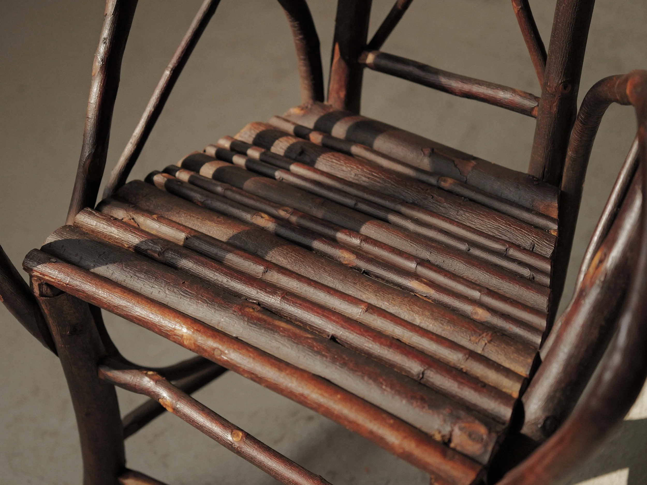 20260319A-paire-de-fauteuils-en-branches-de-noisetier-art-populaire-auvergne-debut-20-eme-siecle-7.jpg