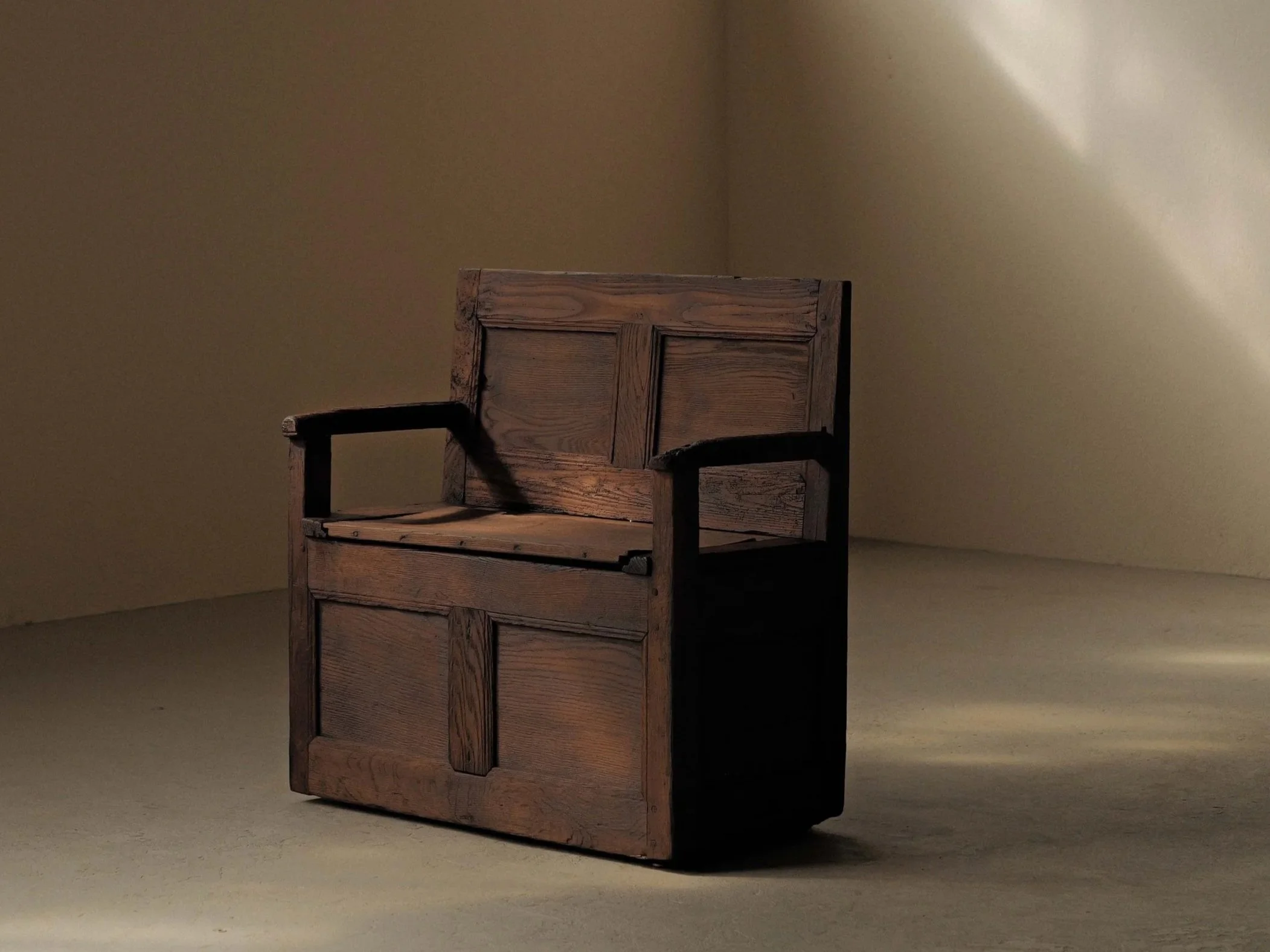 Banc-coffre de cantou, travail populaire, Cantal, XIXᵉ siècle