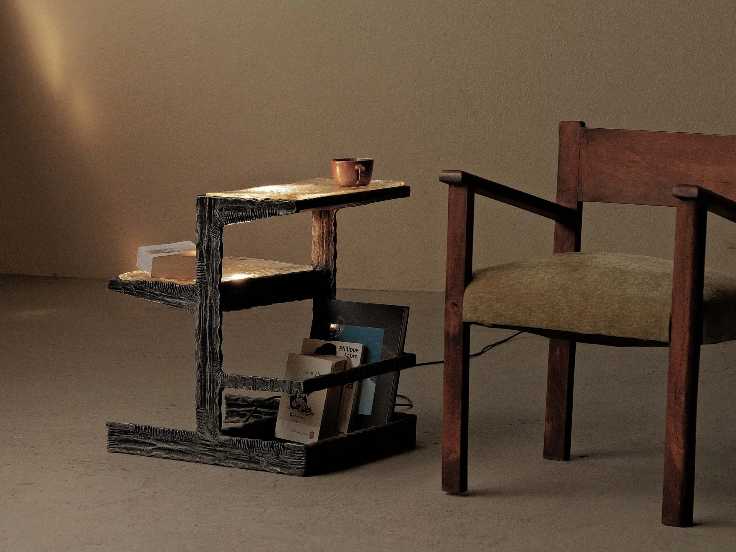 20260630T-table-d-appoint-brutaliste-en-fer-forge-et-dalles-de-verre-eclairante-16.jpg