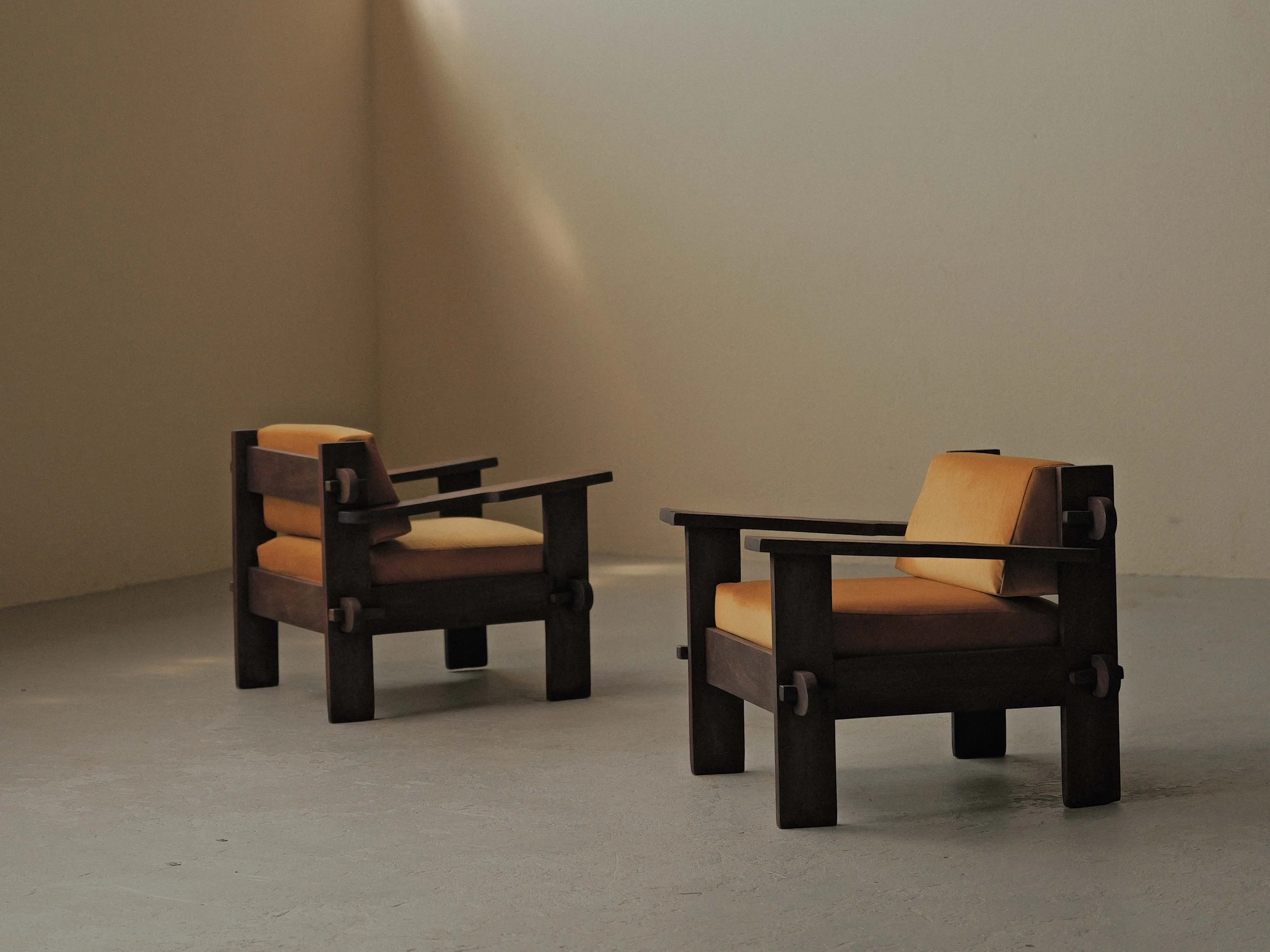 20260414A3-Paire-de-fauteuil-artisanale-travail-d-architecte-bois-massif-tissu-moutarde-circa-1970.jpg