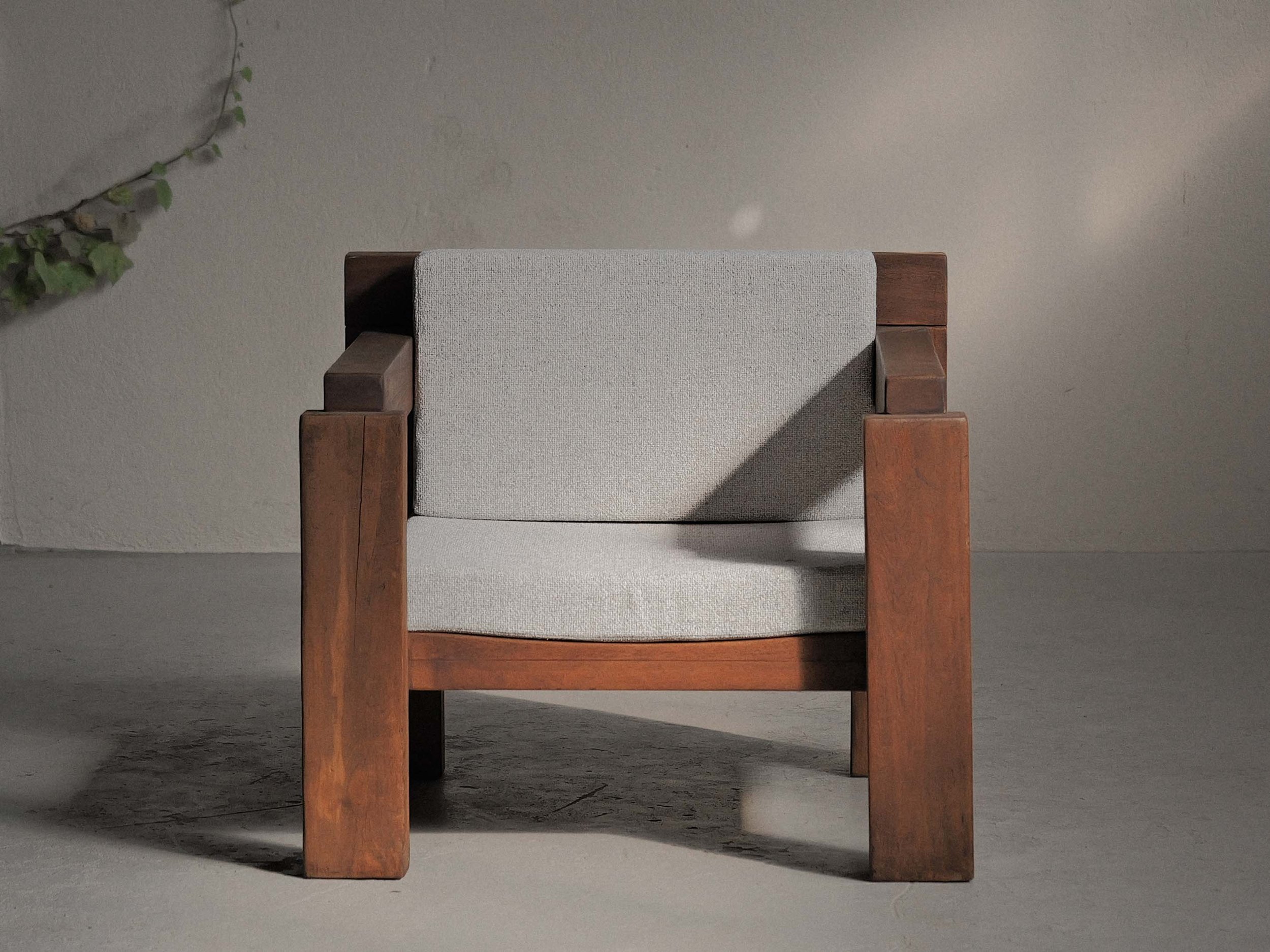 20260531A-fauteuil-artisanal-ou-d-architecte-bois-massif-et-tissu-travail-des-annees-80-90-3.jpg