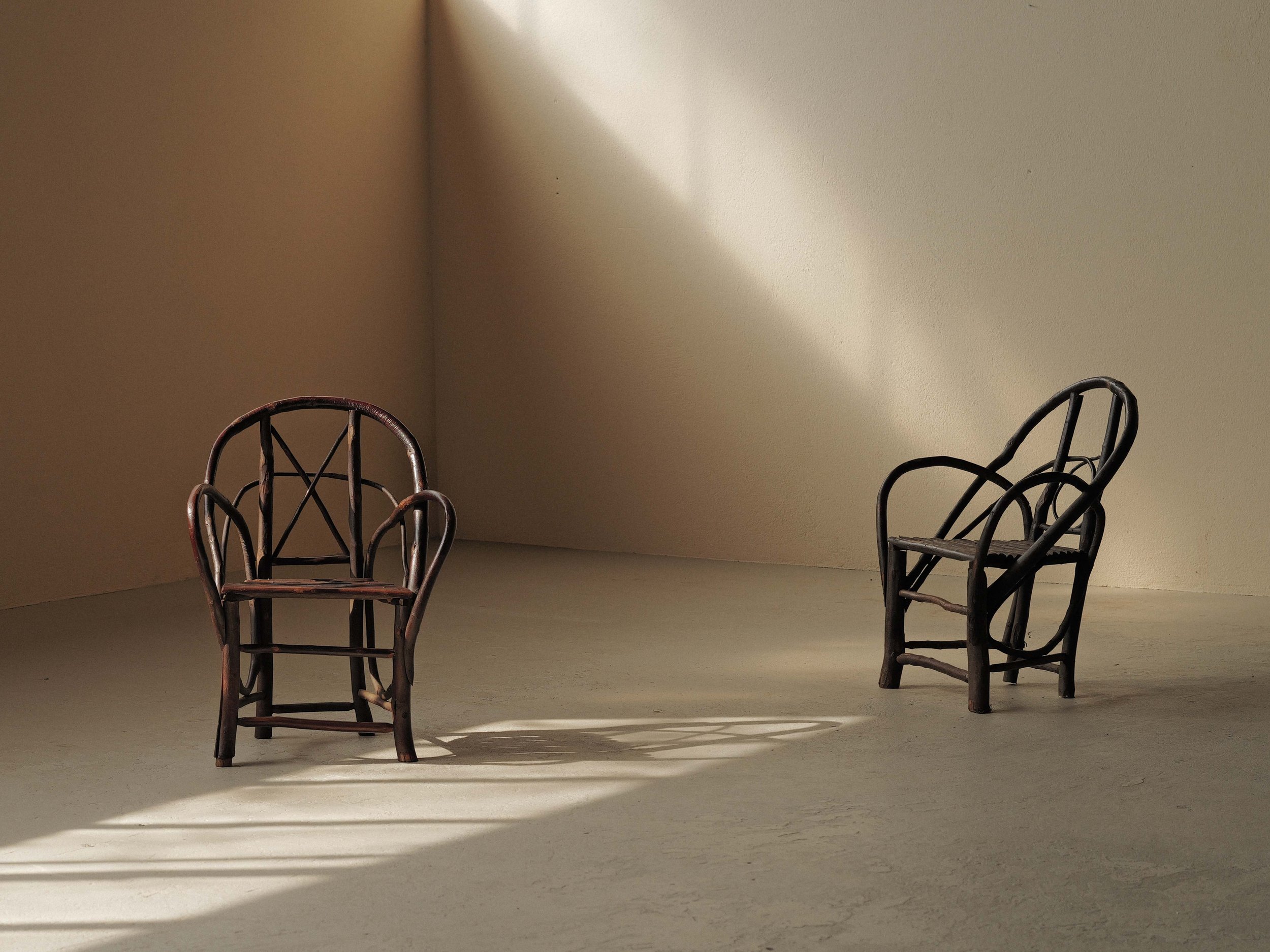 20260319A-paire-de-fauteuils-en-branches-de-noisetier-art-populaire-auvergne-debut-20-eme-siecle-3.jpg