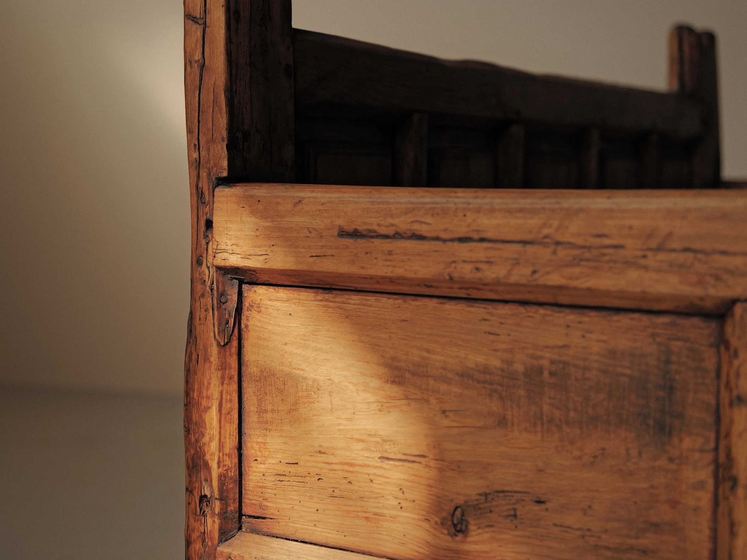 20260331A1-banc-art-populaire-espagnol-en-bois-massif-pyrenees-19eme-siecle-8.jpg