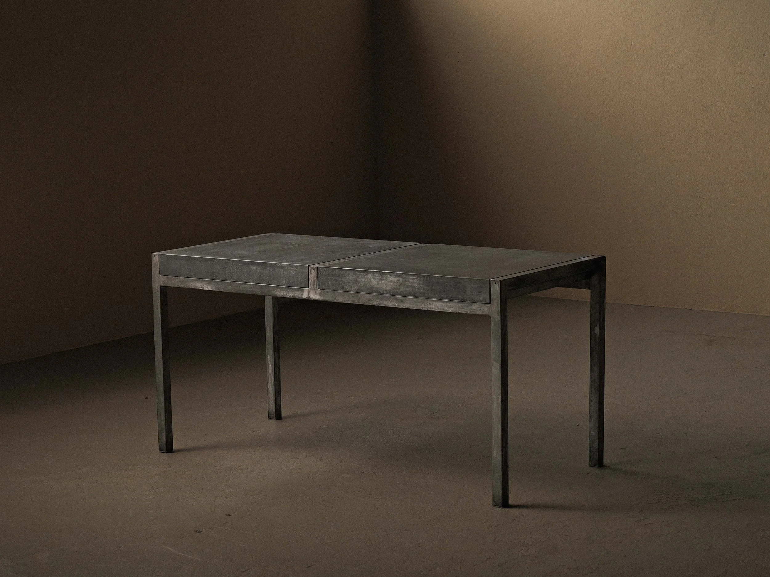 20260210T3-table-ou-bureau-artisanale-en-acier-galvanisé-et-zinc-vers-1980-9.jpg