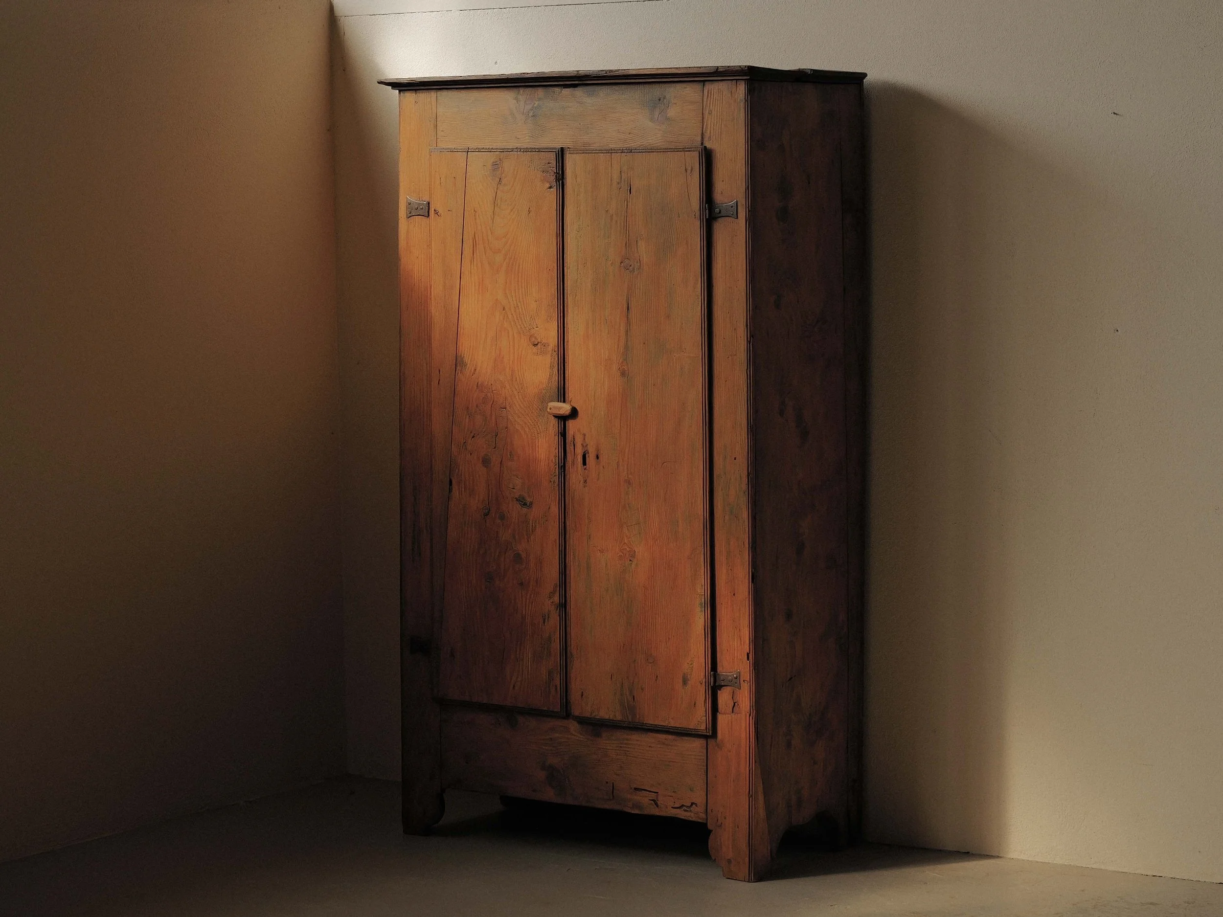 🔴 Armoire en pin massif, travail populaire, Savoie, XVIIIe siècle