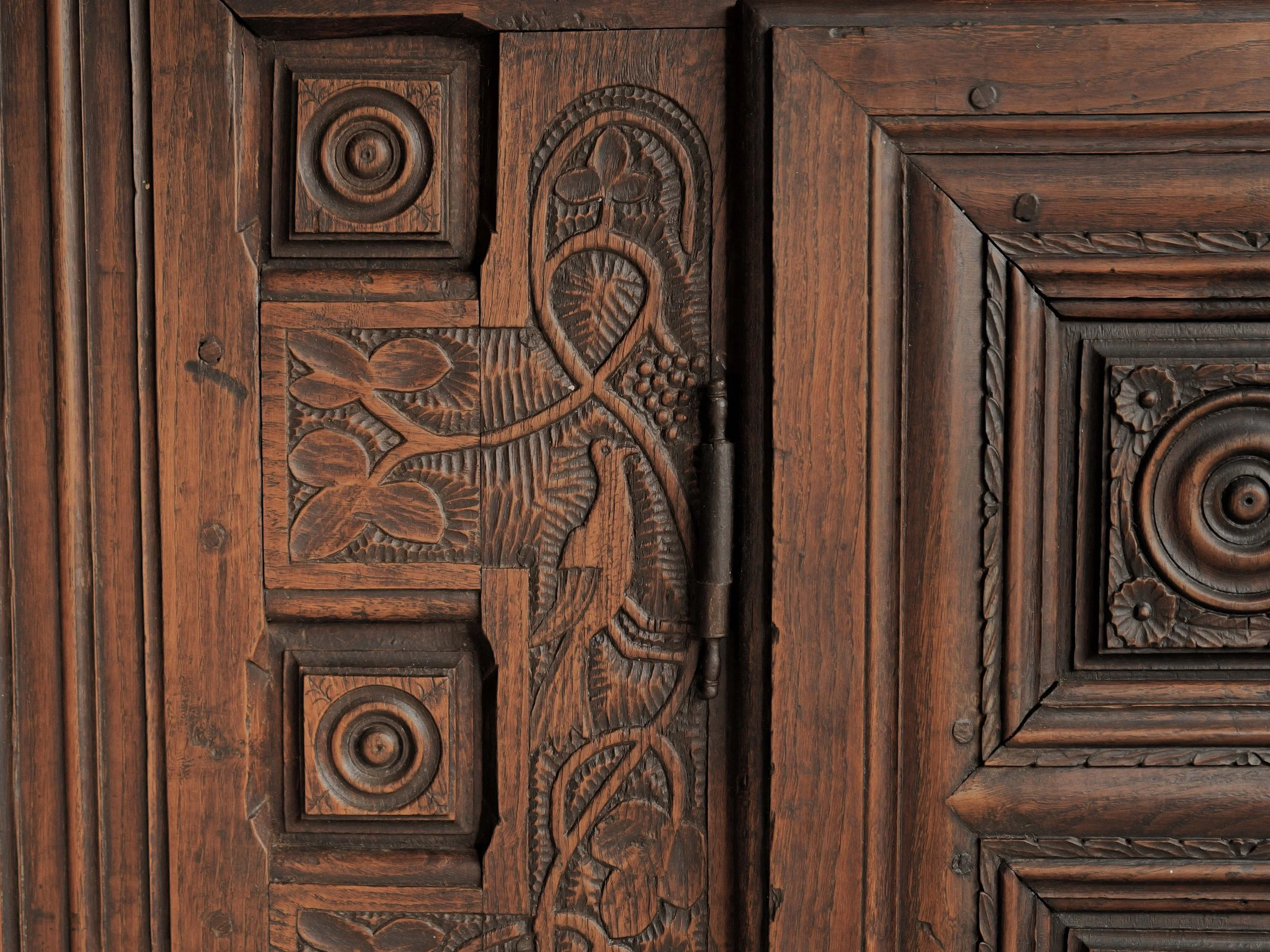 20260923M1-Armoire-coffre-en-chene-massif-entierement-sculptee-art-populaire-breton-19eme-siecle-6.jpg